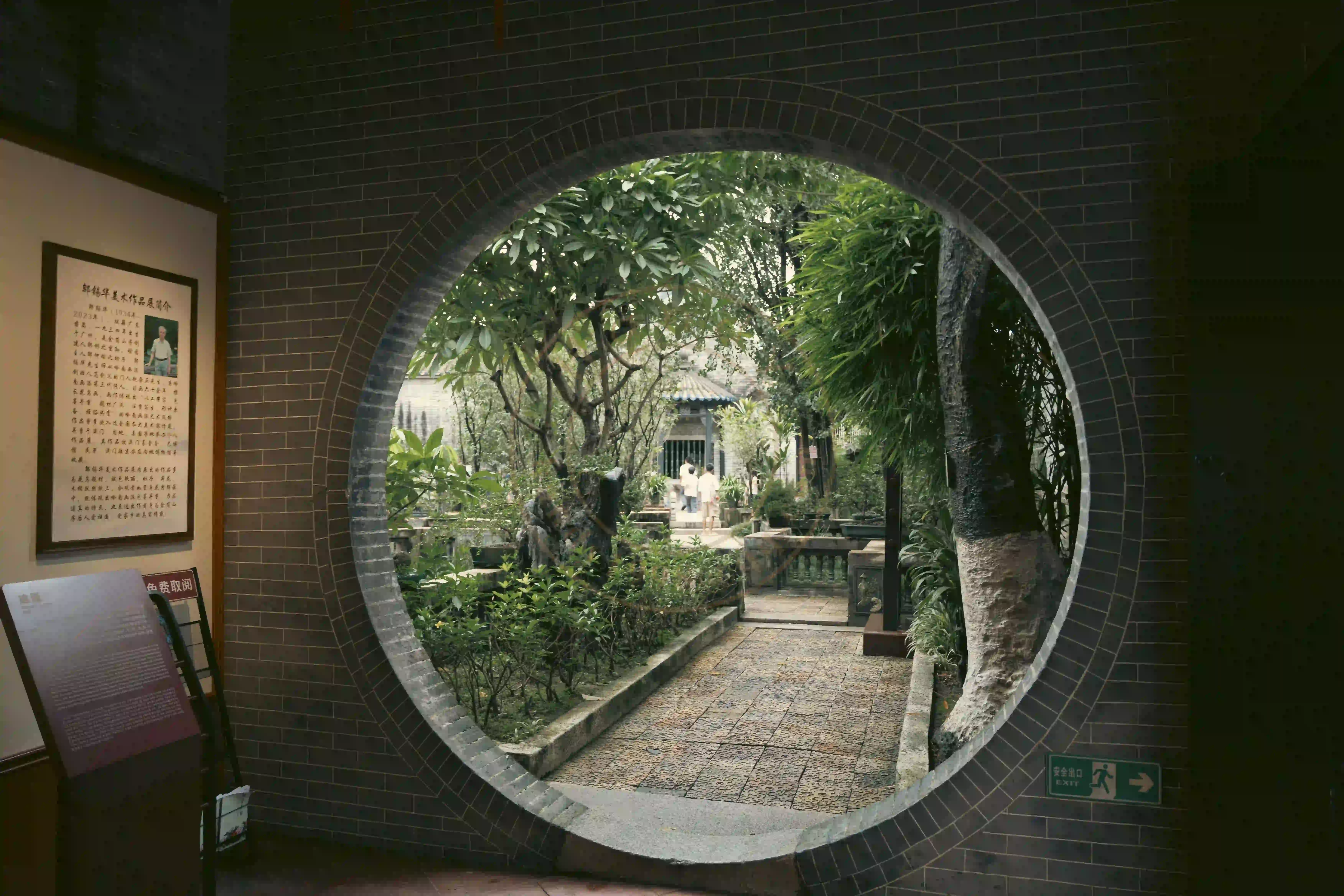 <h2 class='text-xl text-white'></h2>