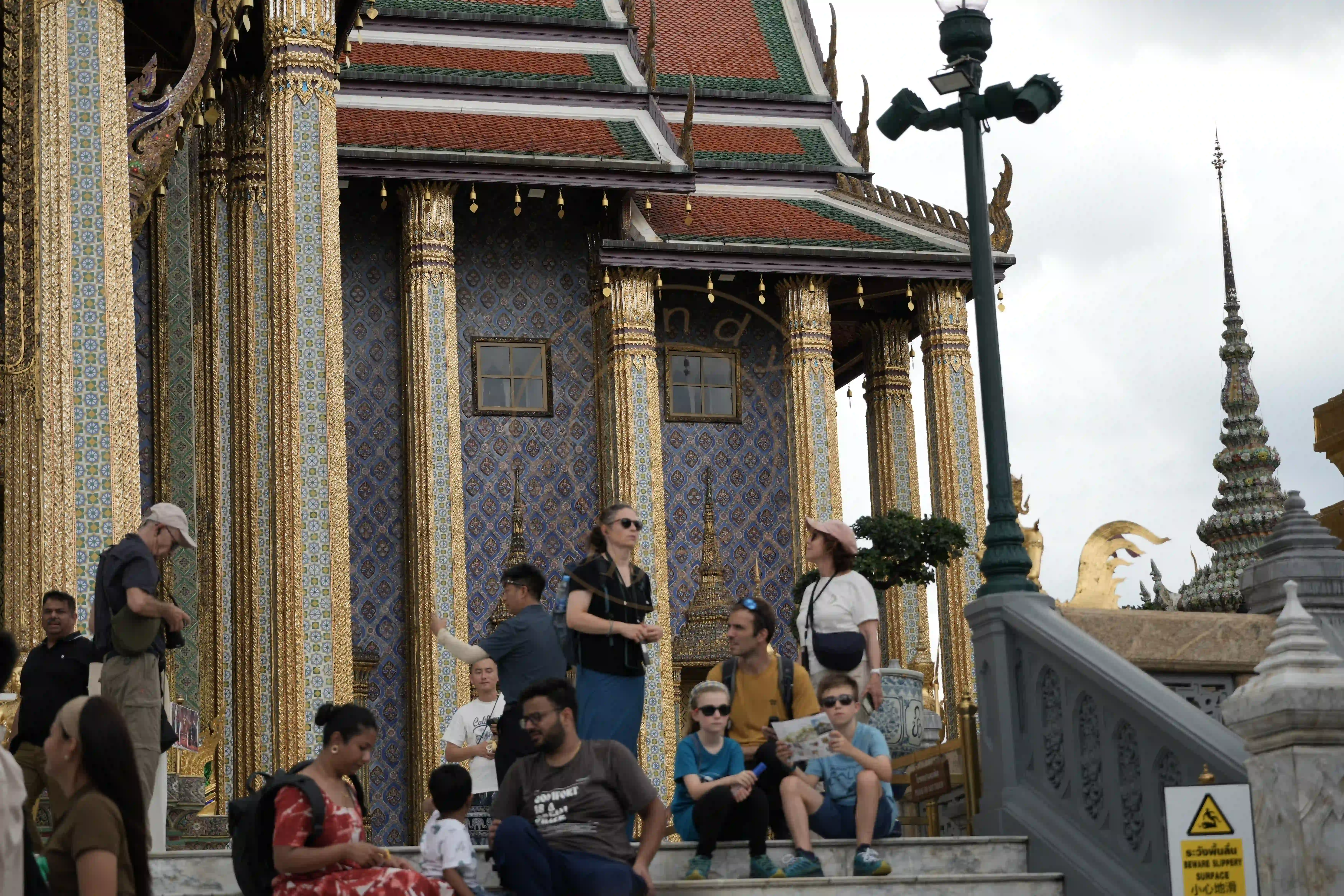 <h2 class='text-xl text-white'></h2>