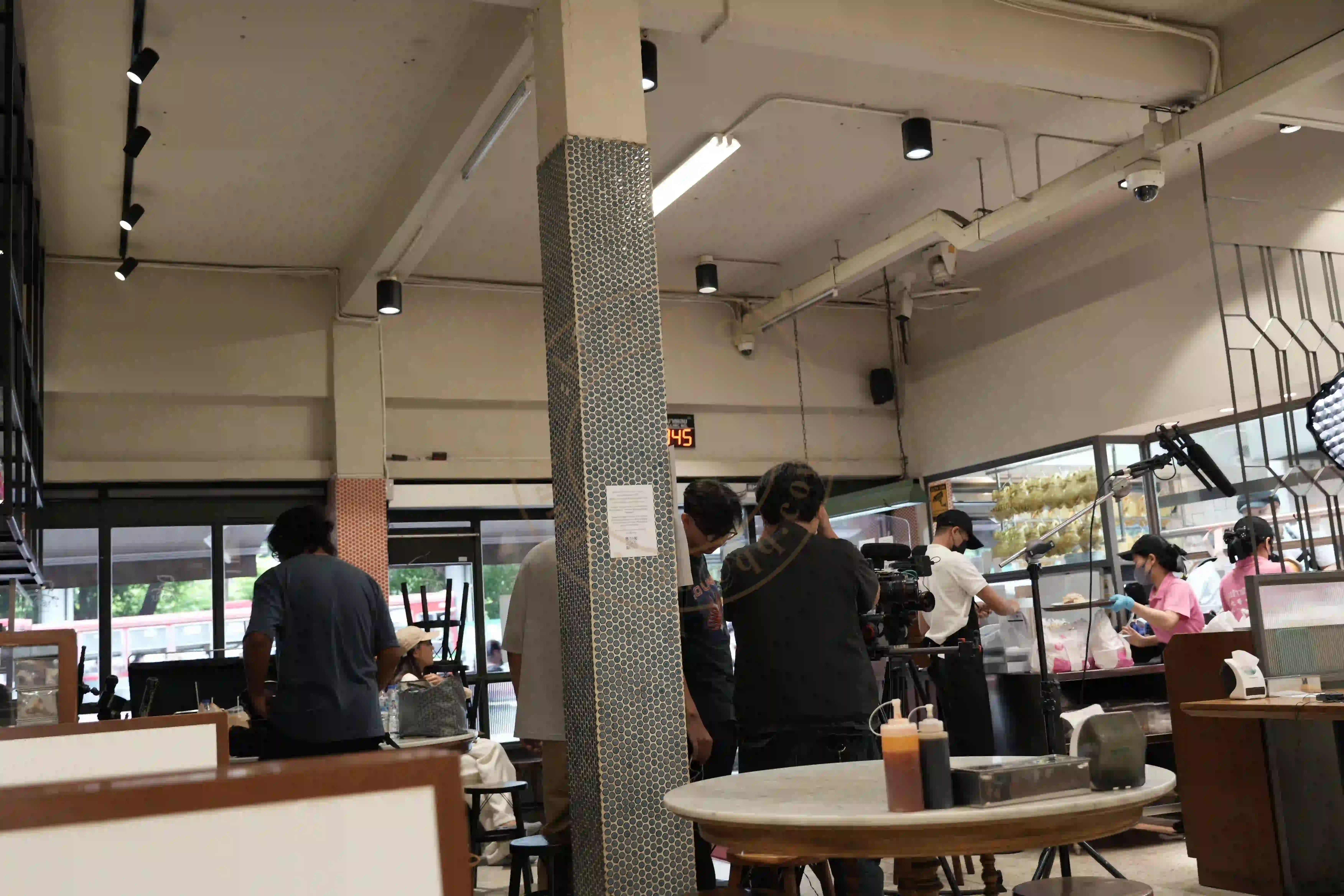 <h2 class='text-xl text-white'></h2>