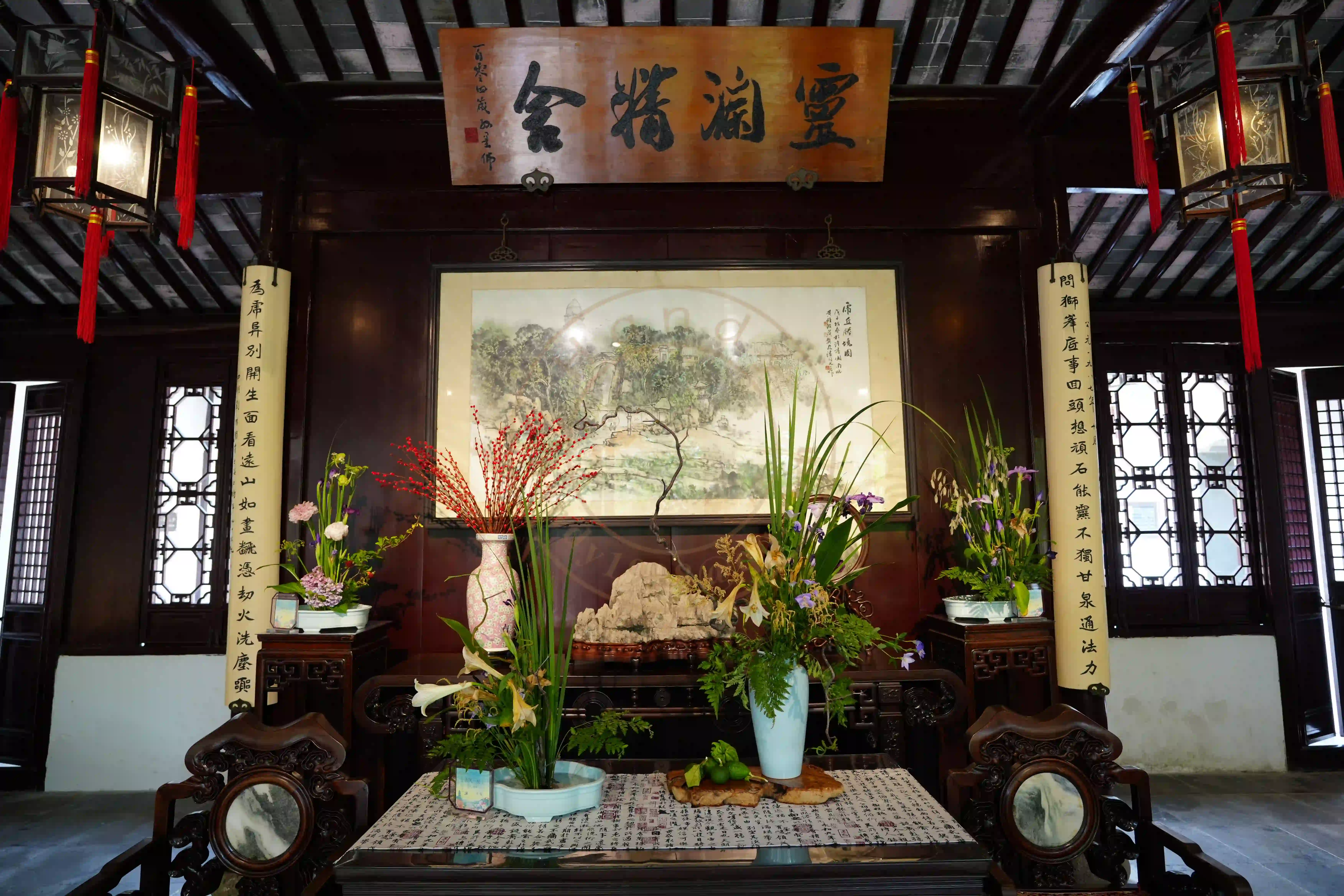 <h2 class='text-xl text-white'></h2>