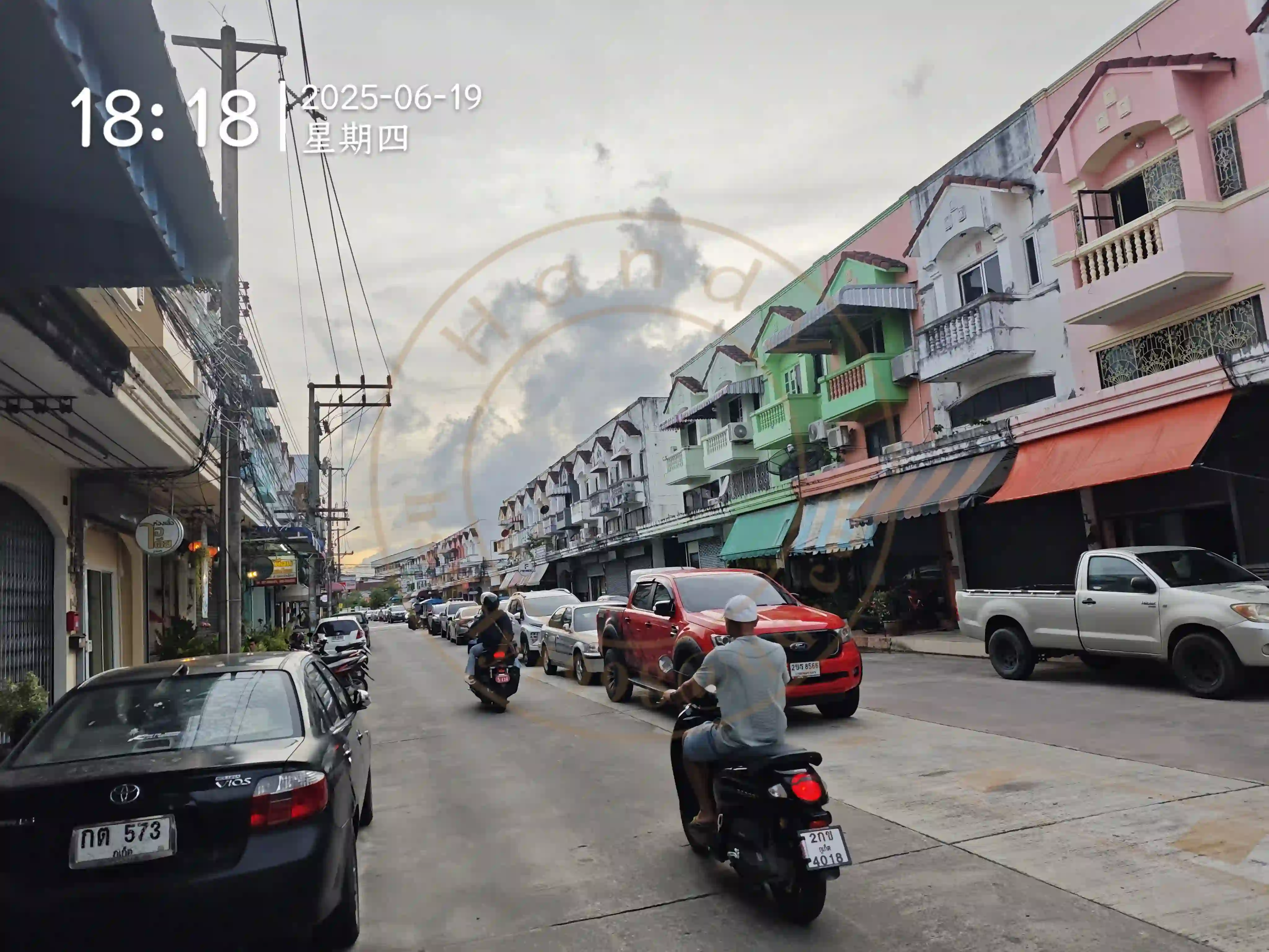 <h2 class='text-xl text-white'></h2>