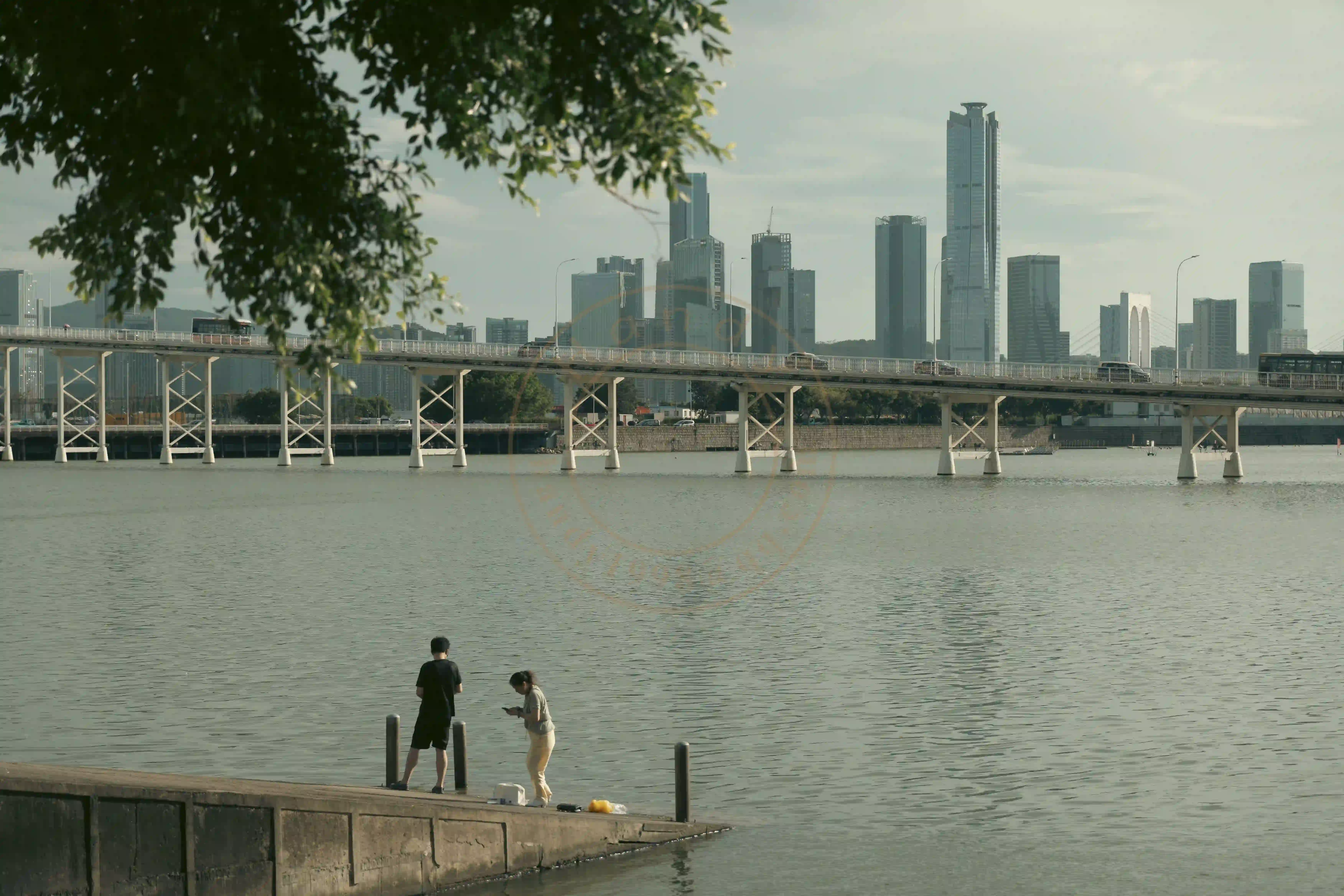 <h2 class='text-xl text-white'></h2>