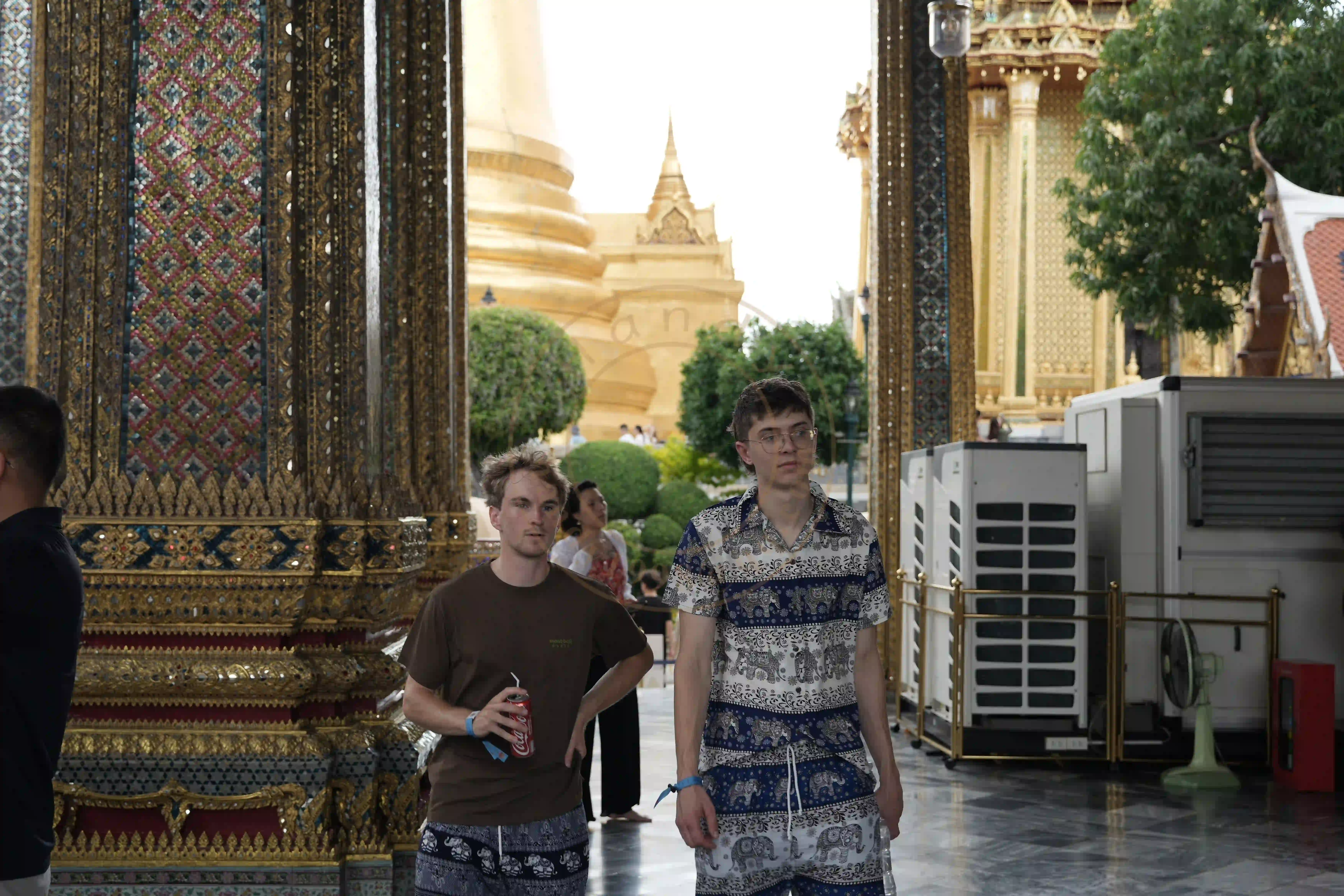 <h2 class='text-xl text-white'></h2>