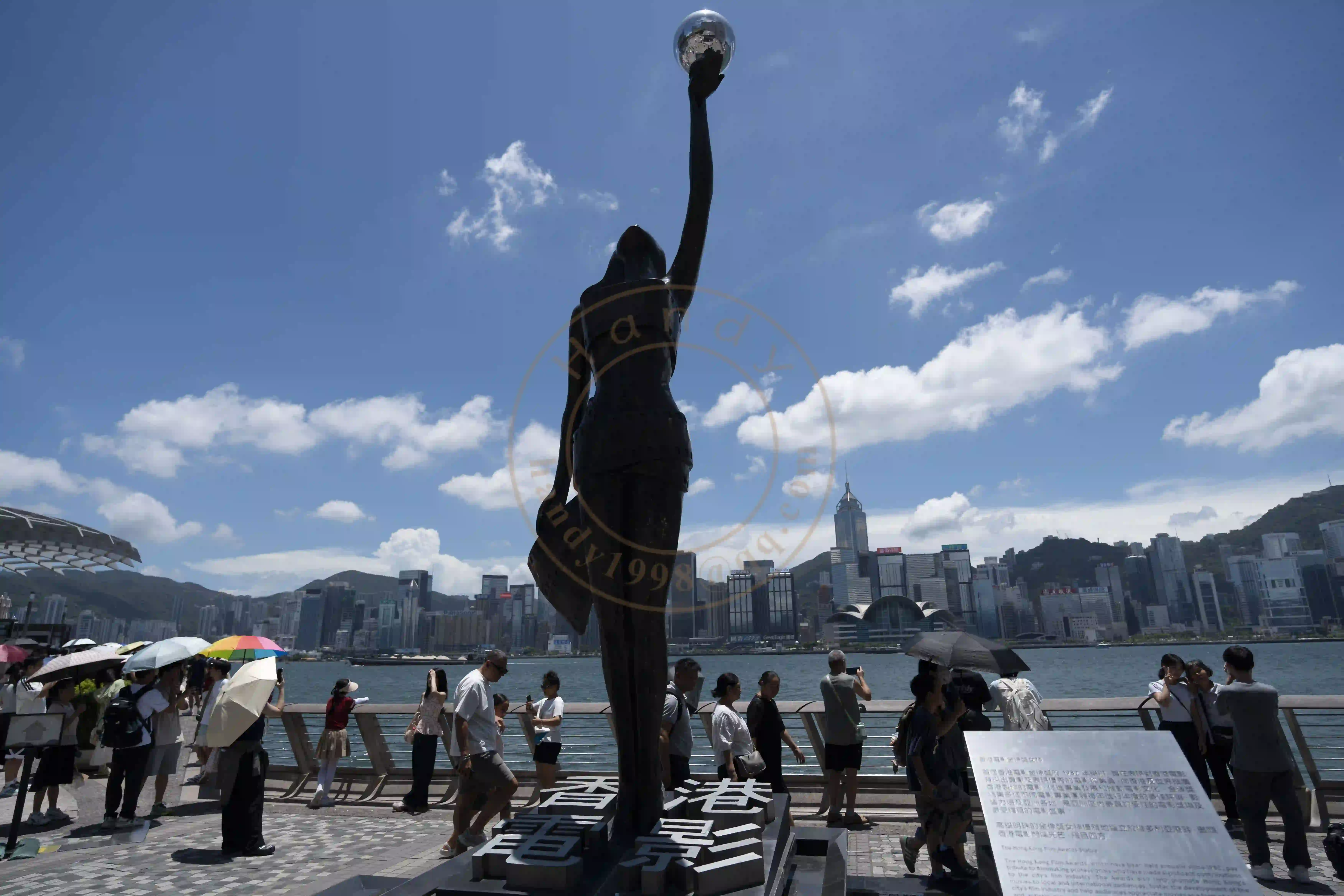 <h2 class='text-xl text-white'></h2>