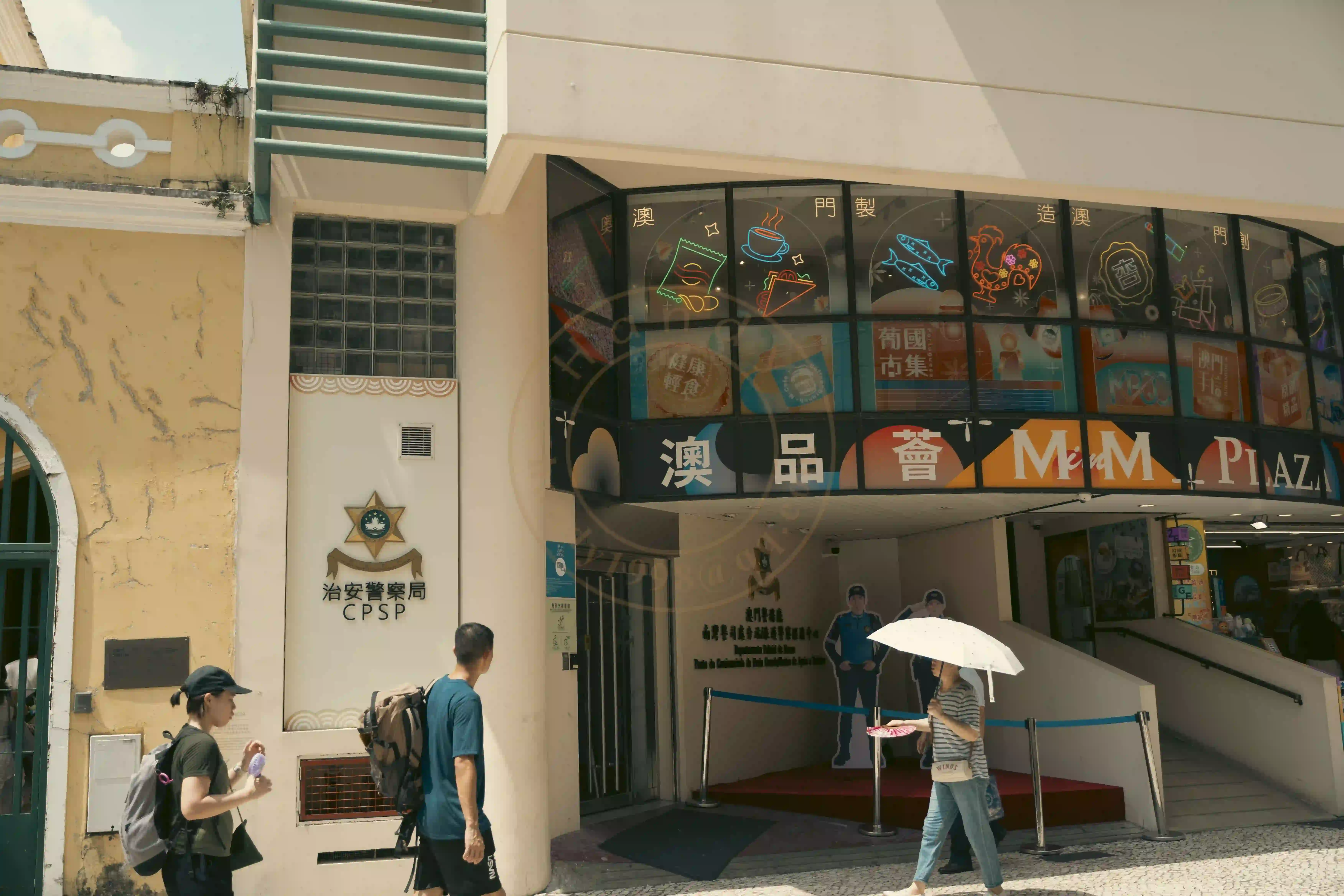 <h2 class='text-xl text-white'></h2>