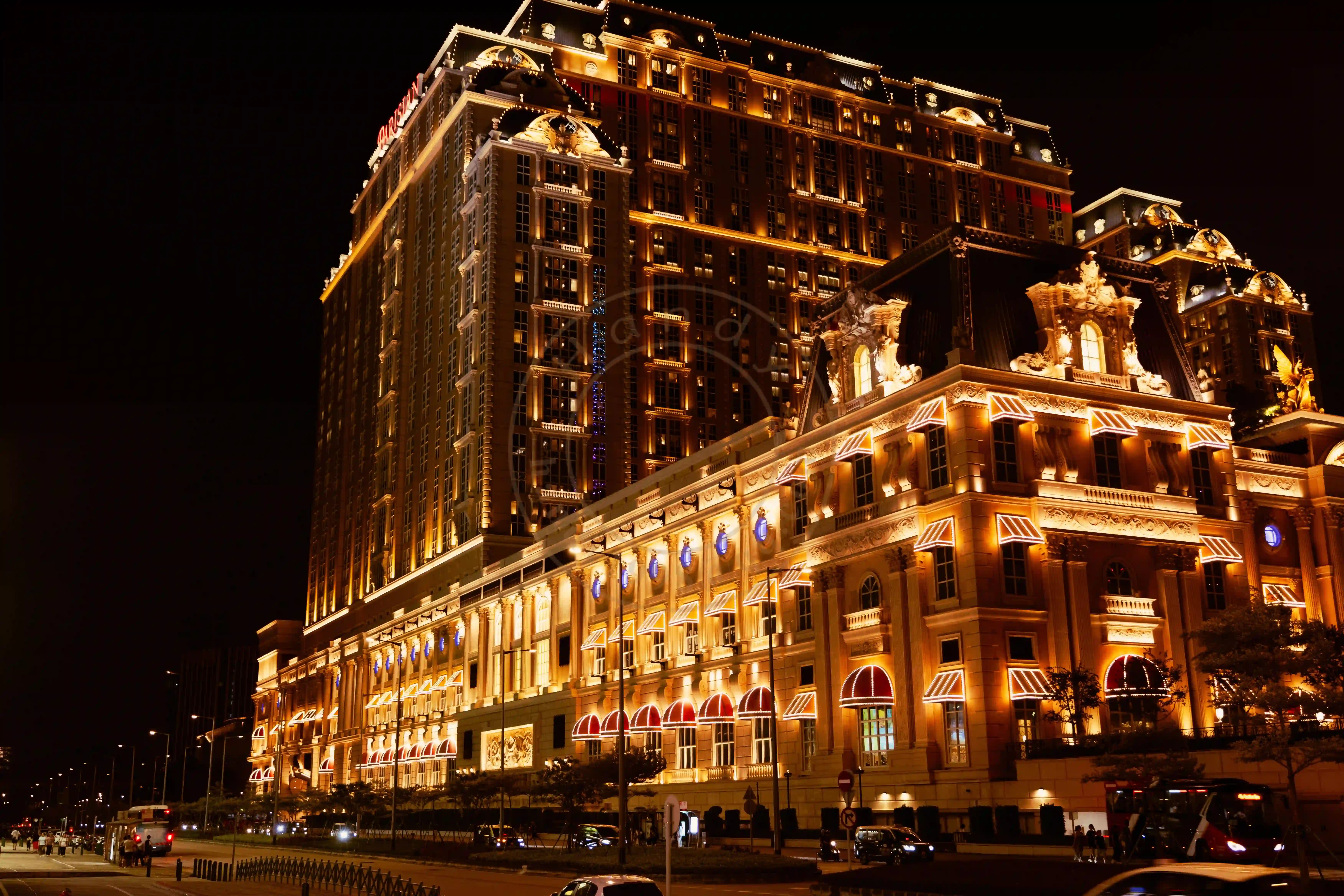 <h2 class='text-xl text-white'></h2>