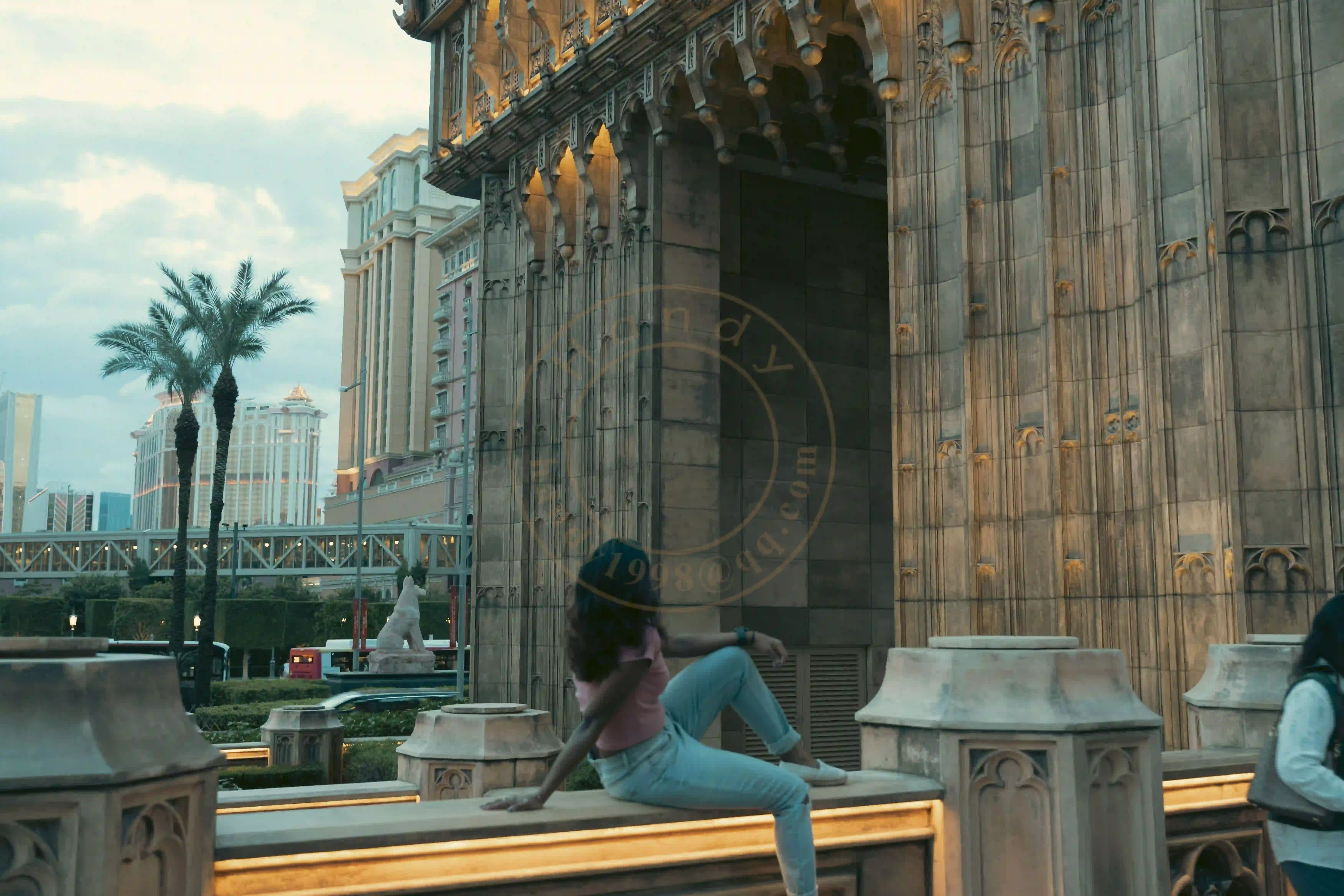 <h2 class='text-xl text-white'></h2>