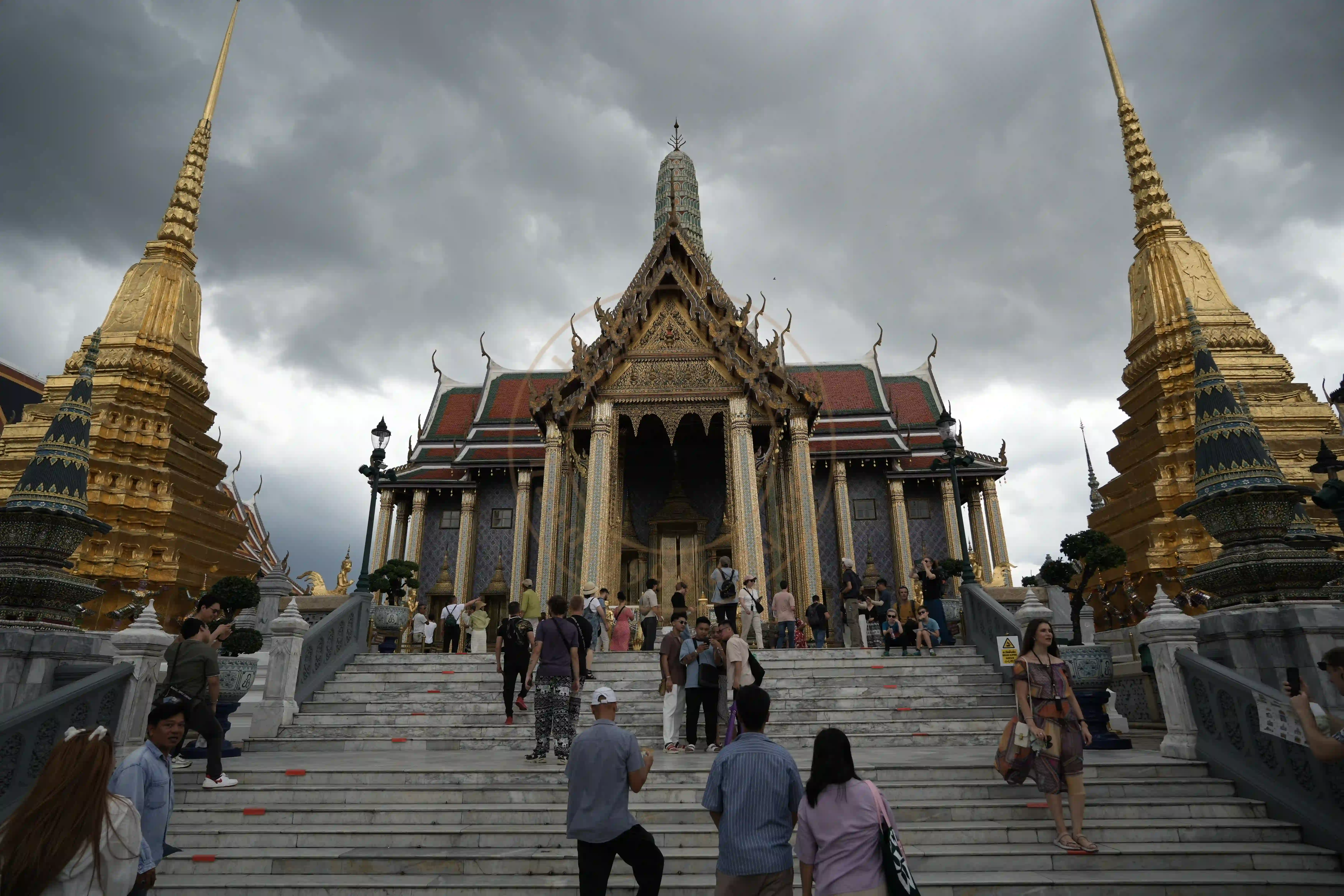 <h2 class='text-xl text-white'></h2>