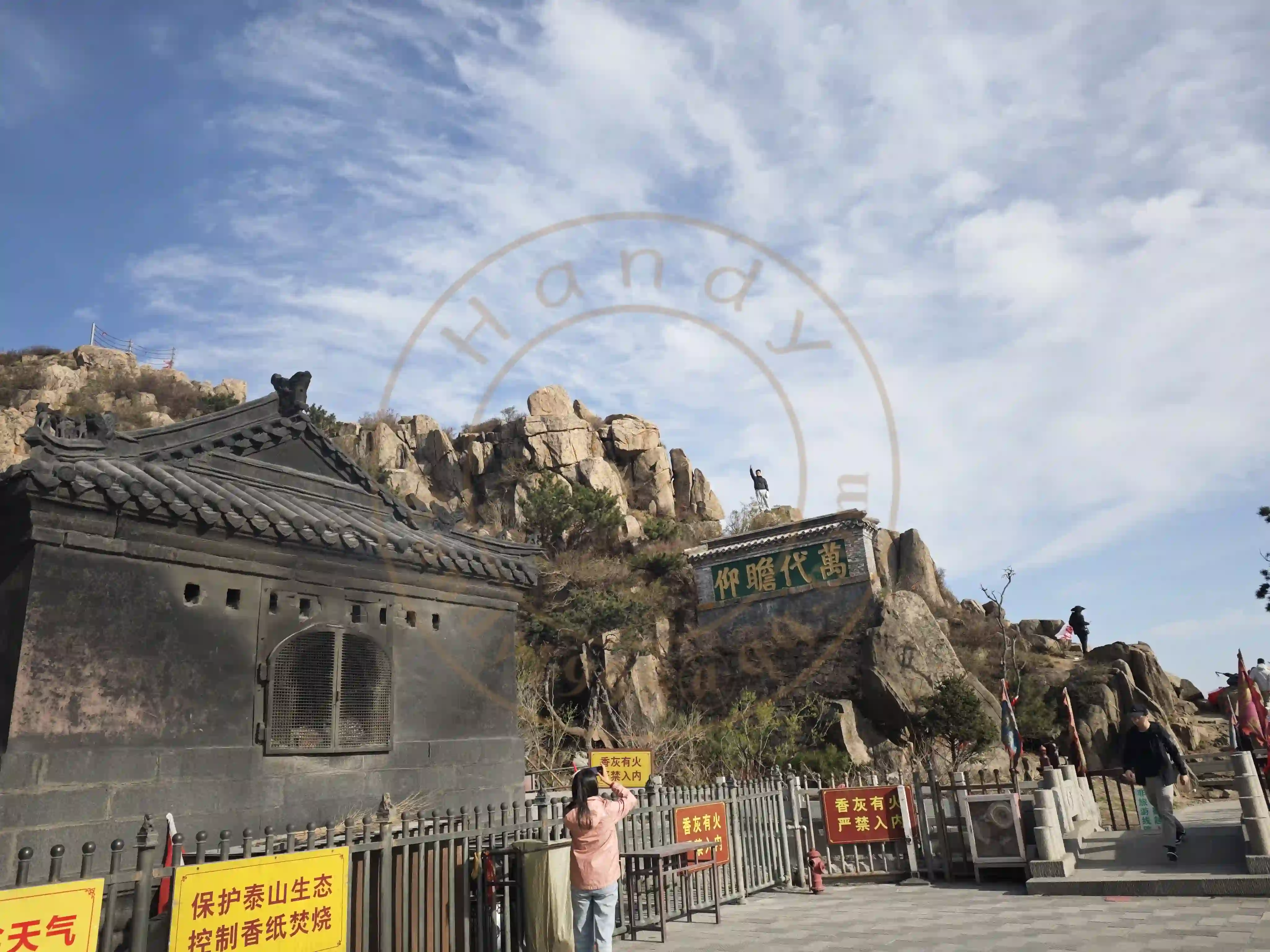 <h2 class='text-xl text-white'></h2>