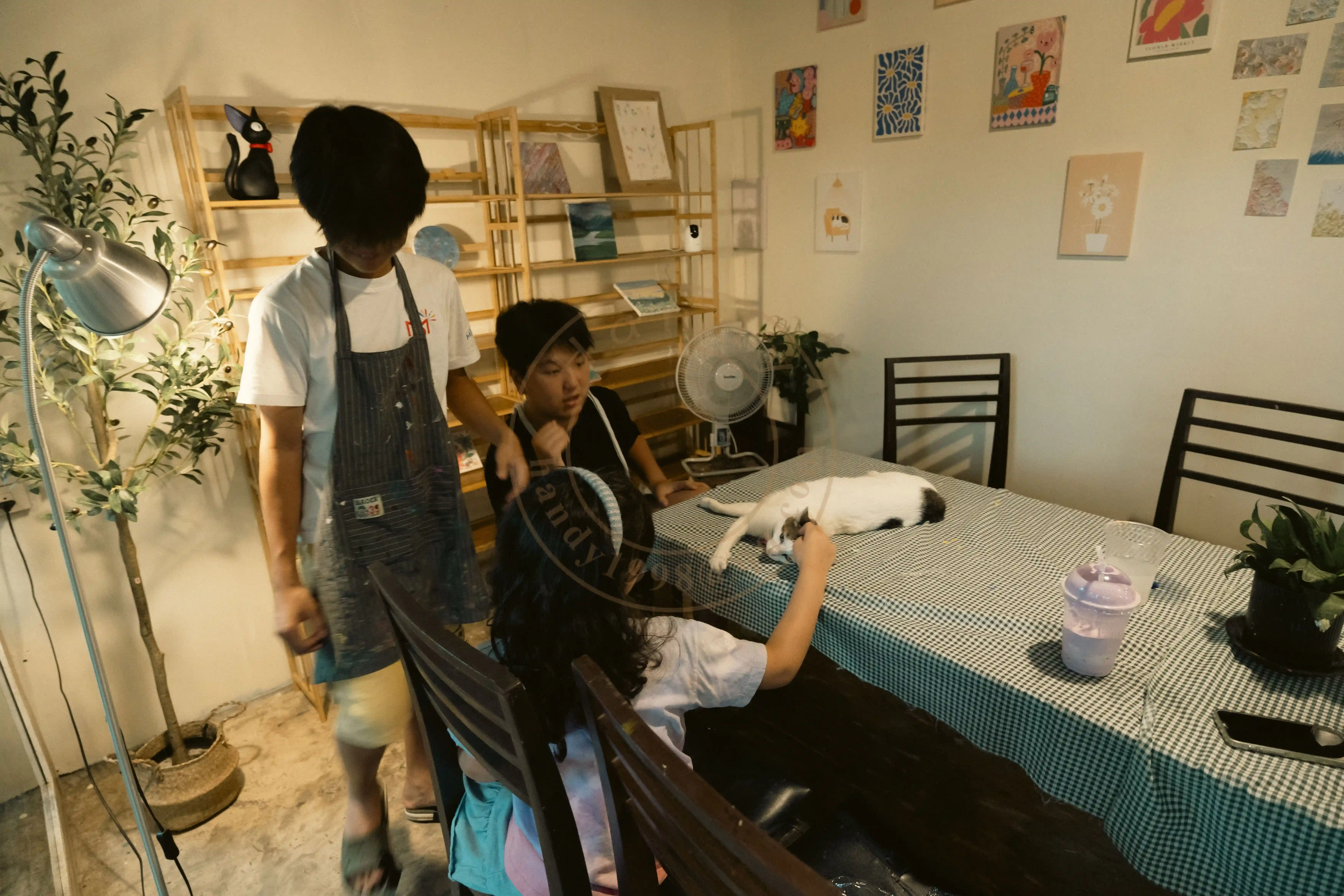 <h2 class='text-xl text-white'></h2>