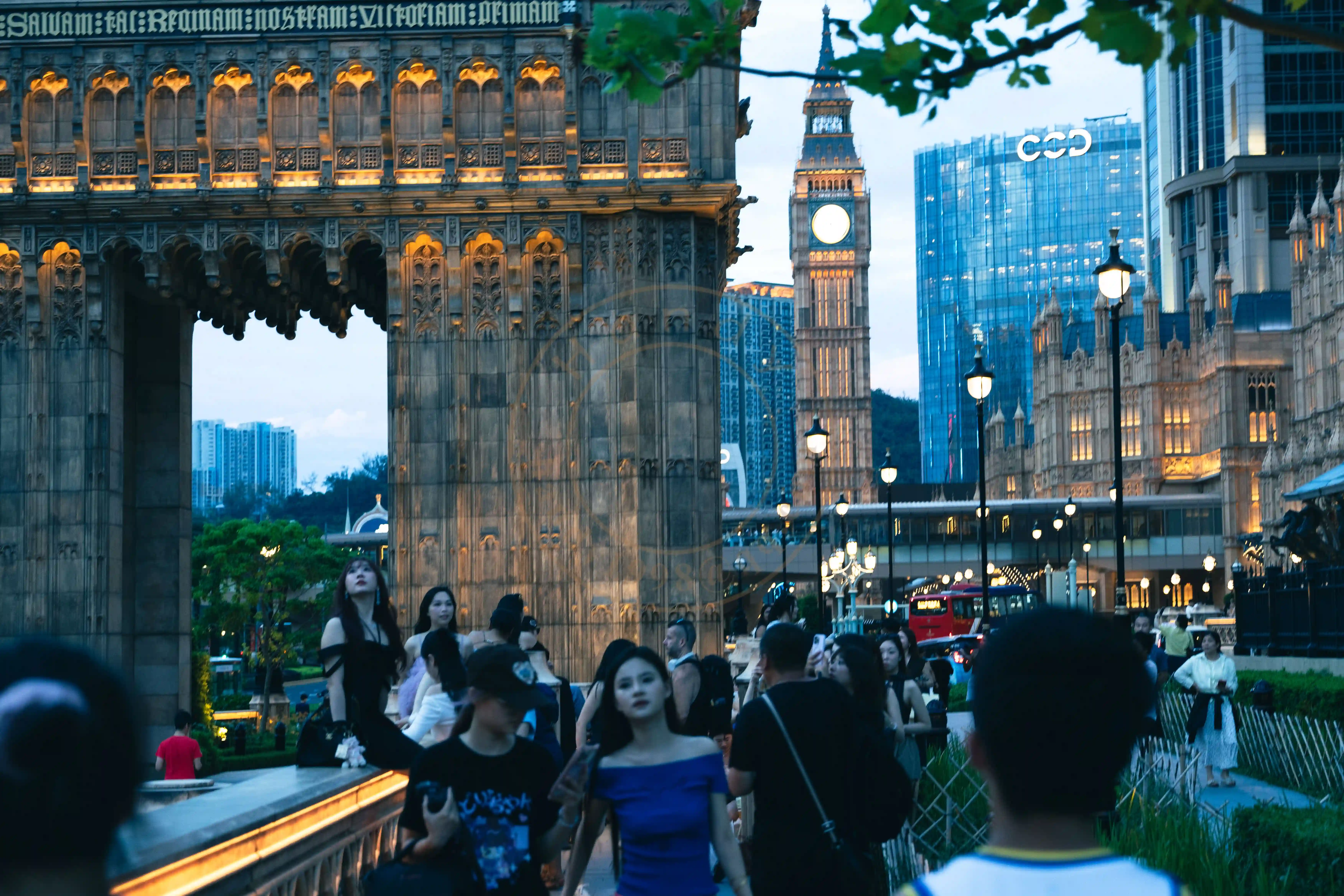 <h2 class='text-xl text-white'></h2>