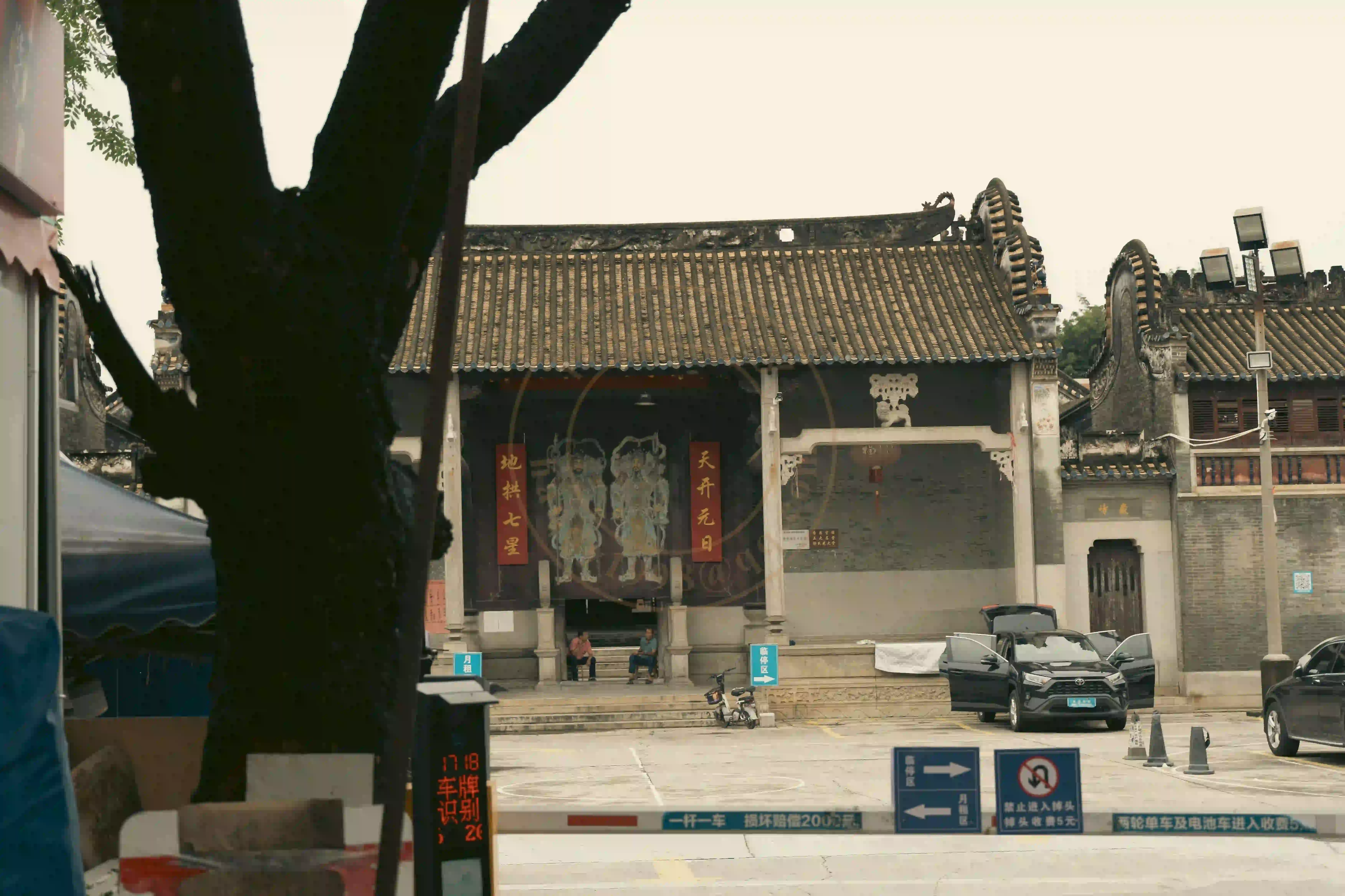 <h2 class='text-xl text-white'></h2>