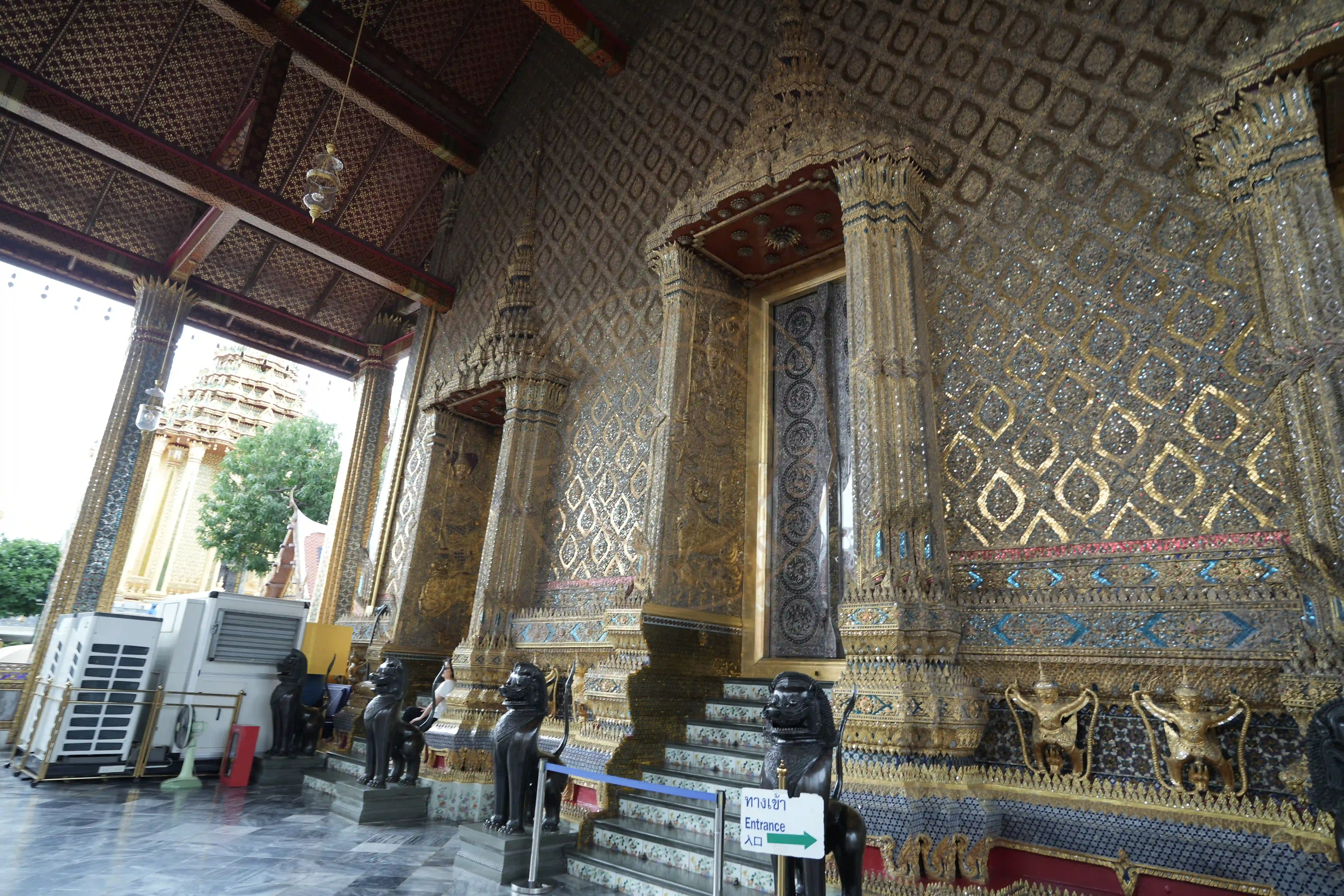 <h2 class='text-xl text-white'></h2>