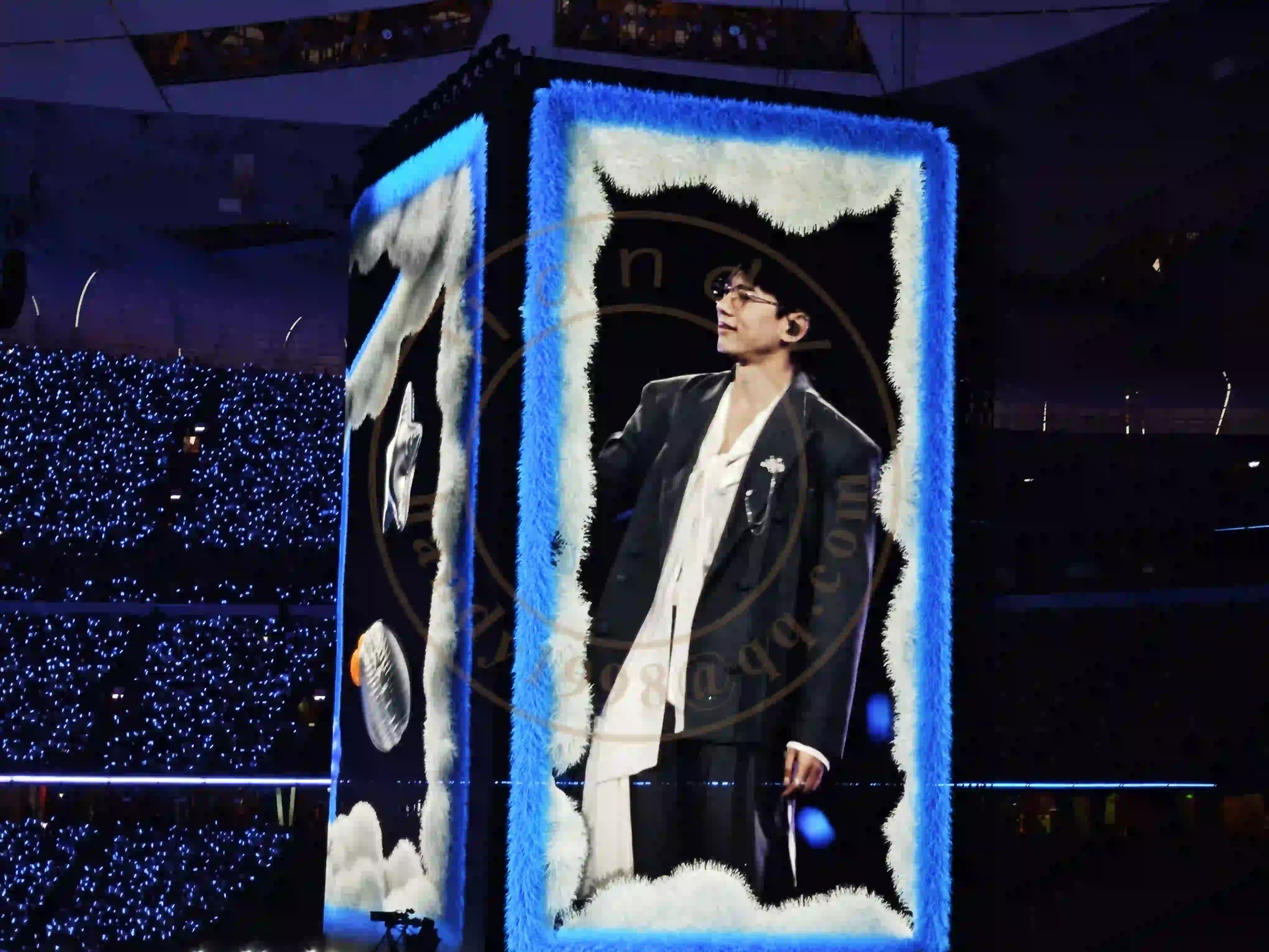 <h2 class='text-xl text-white'></h2>