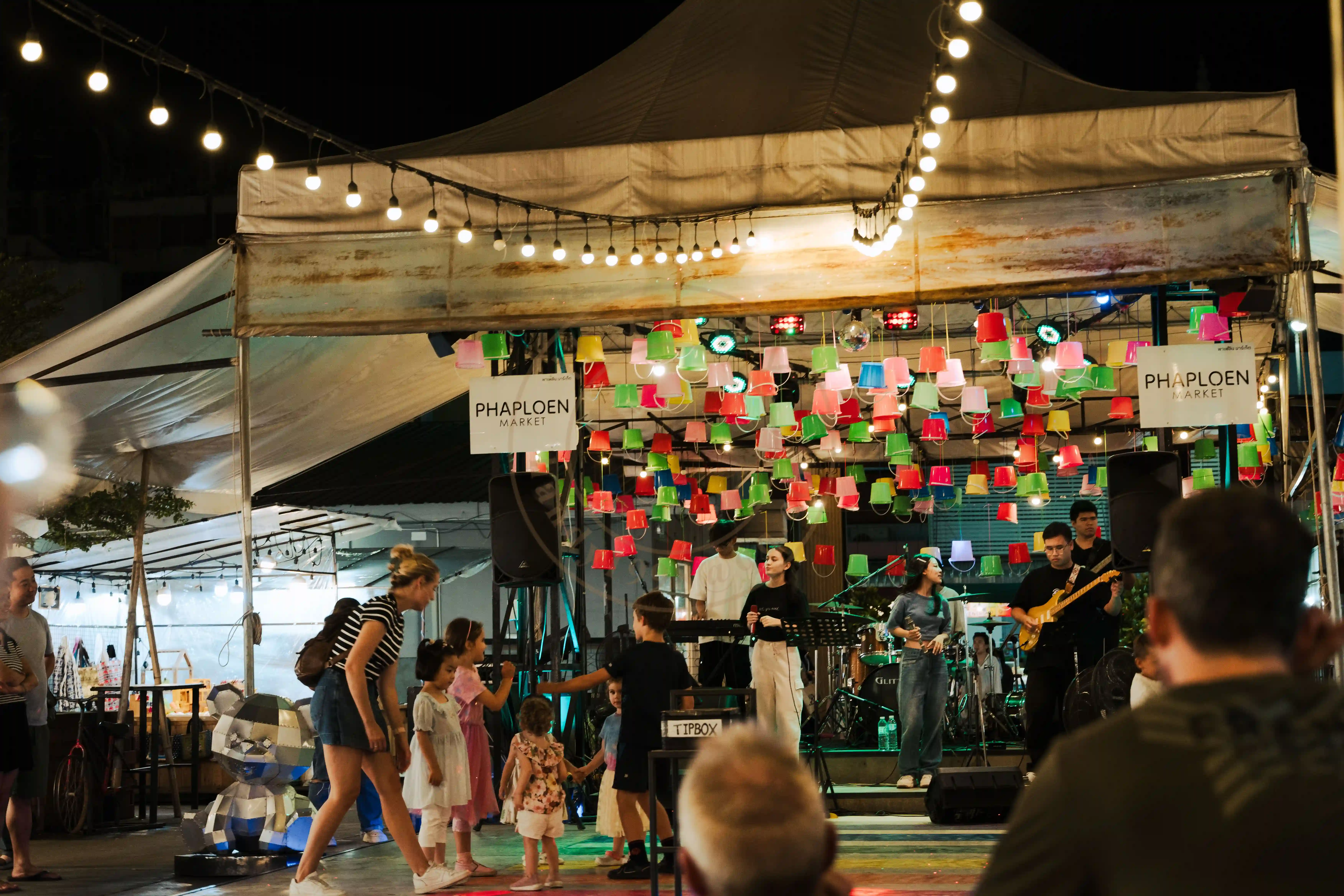 <h2 class='text-xl text-white'></h2>