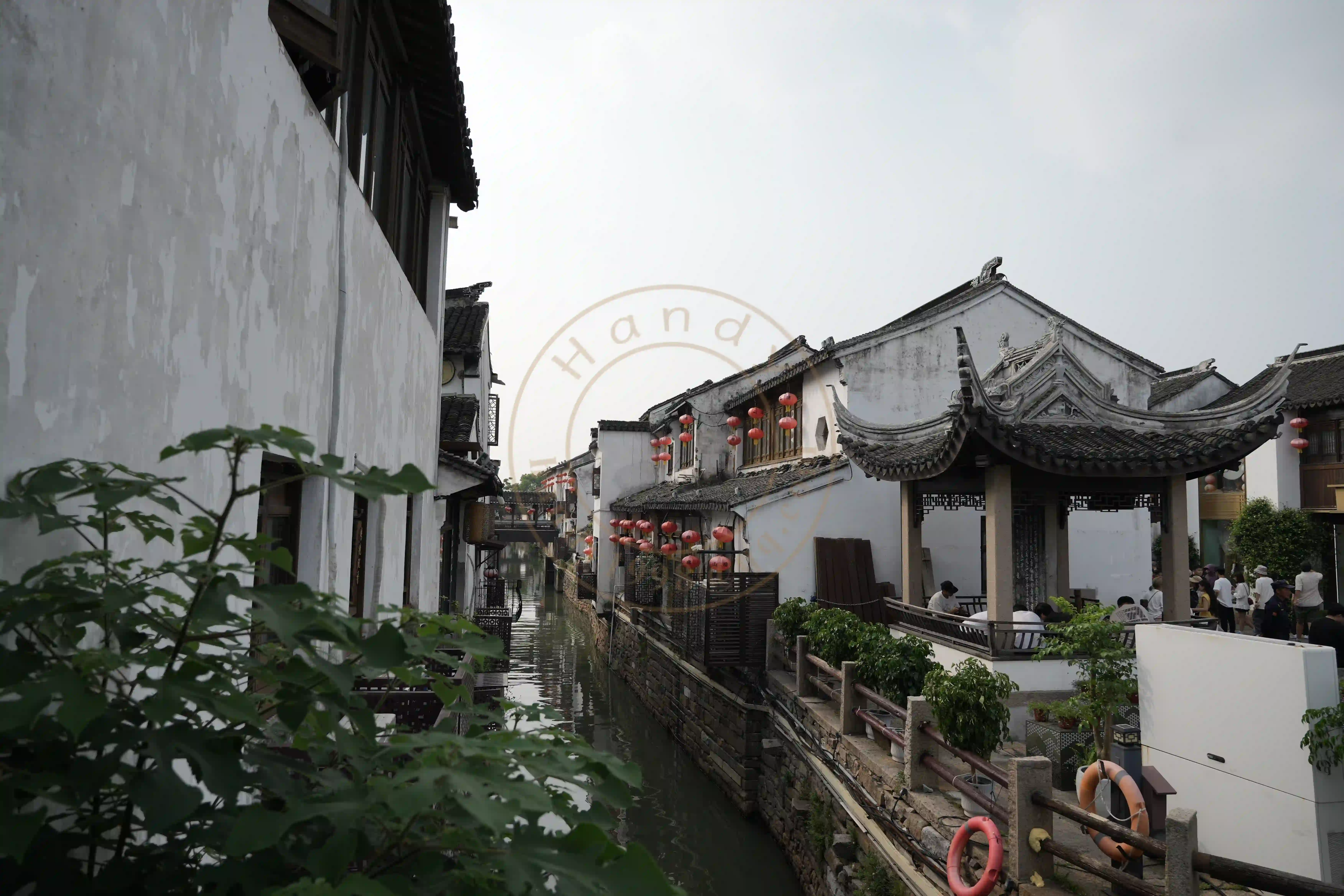 <h2 class='text-xl text-white'></h2>