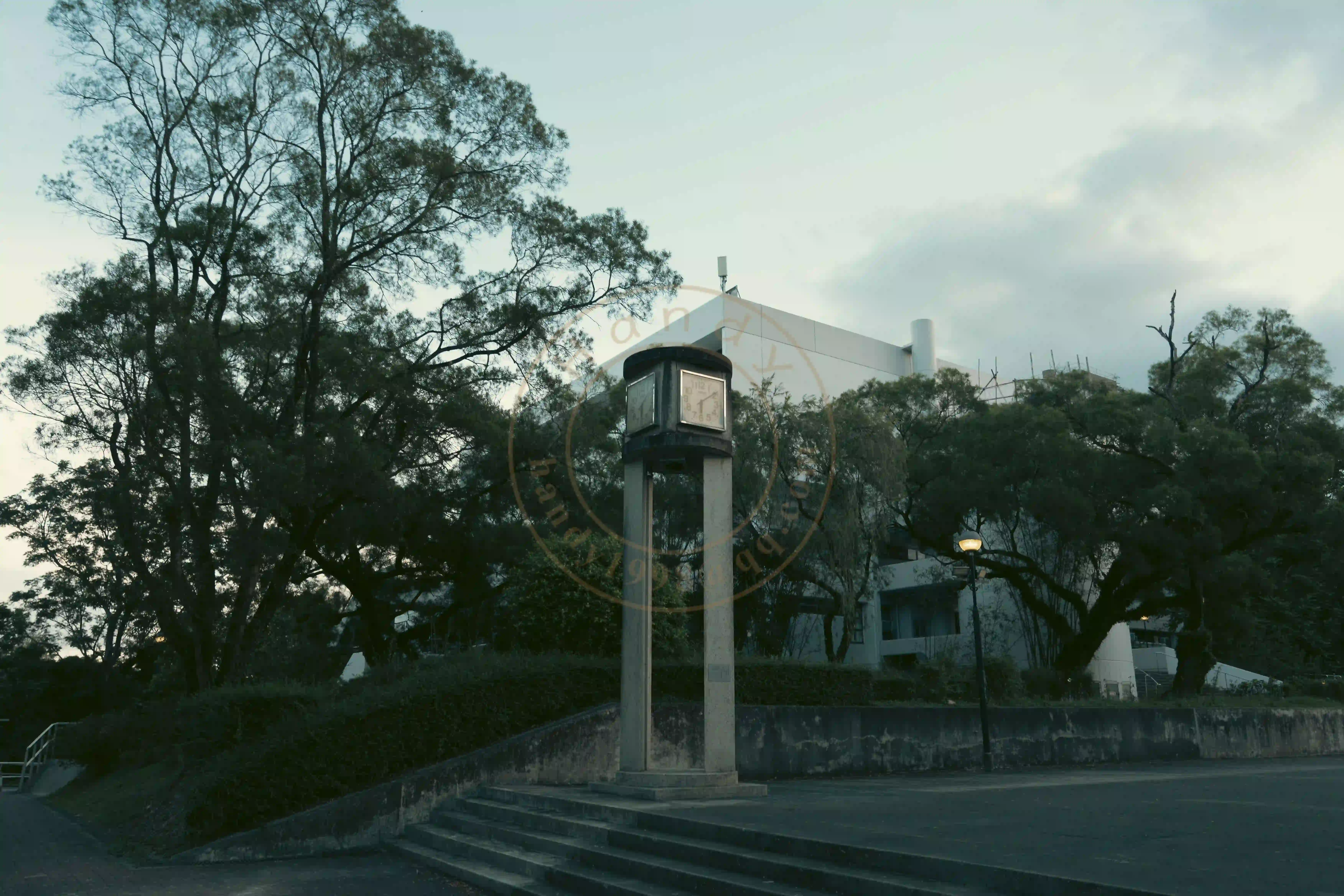 <h2 class='text-xl text-white'></h2>