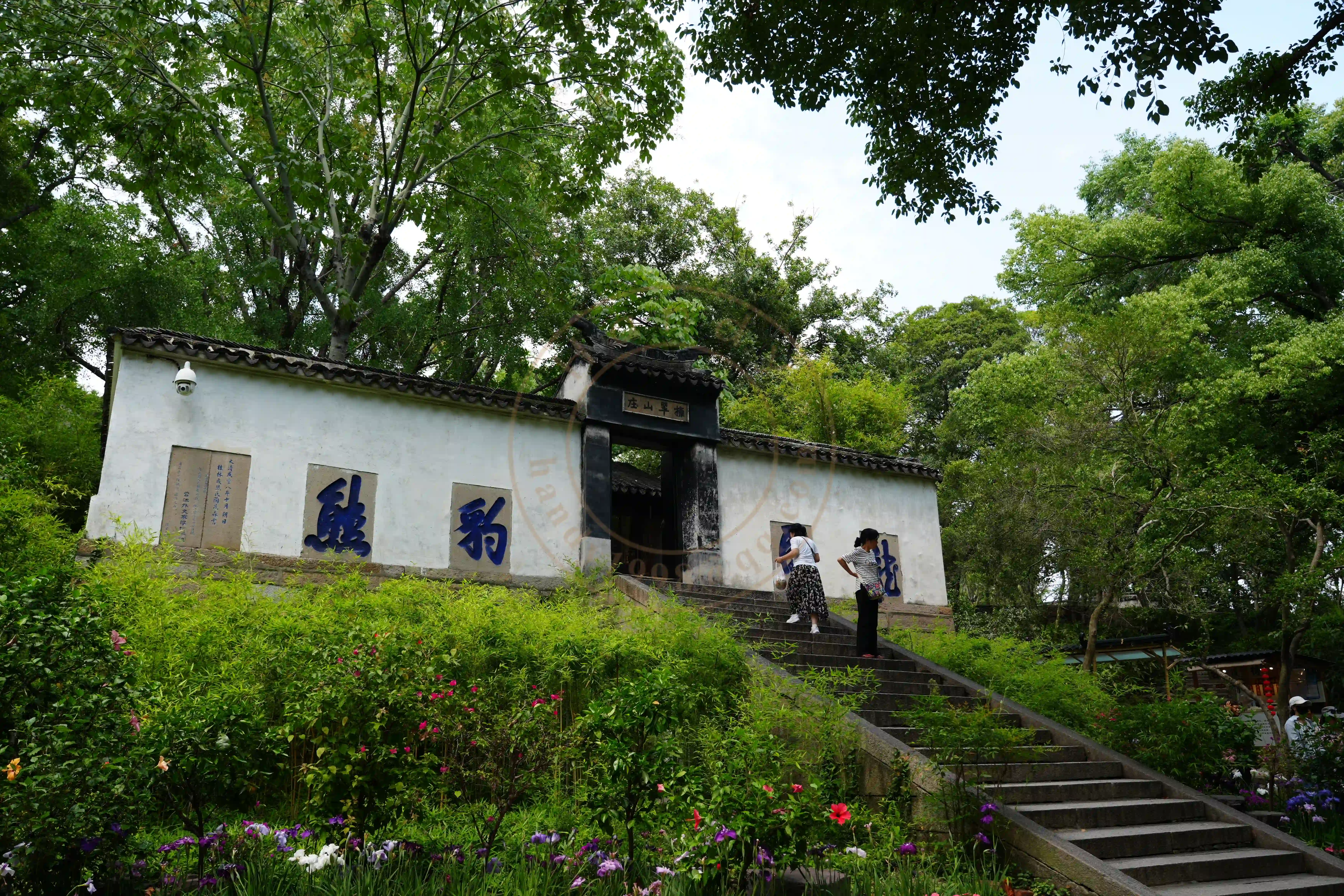 <h2 class='text-xl text-white'></h2>