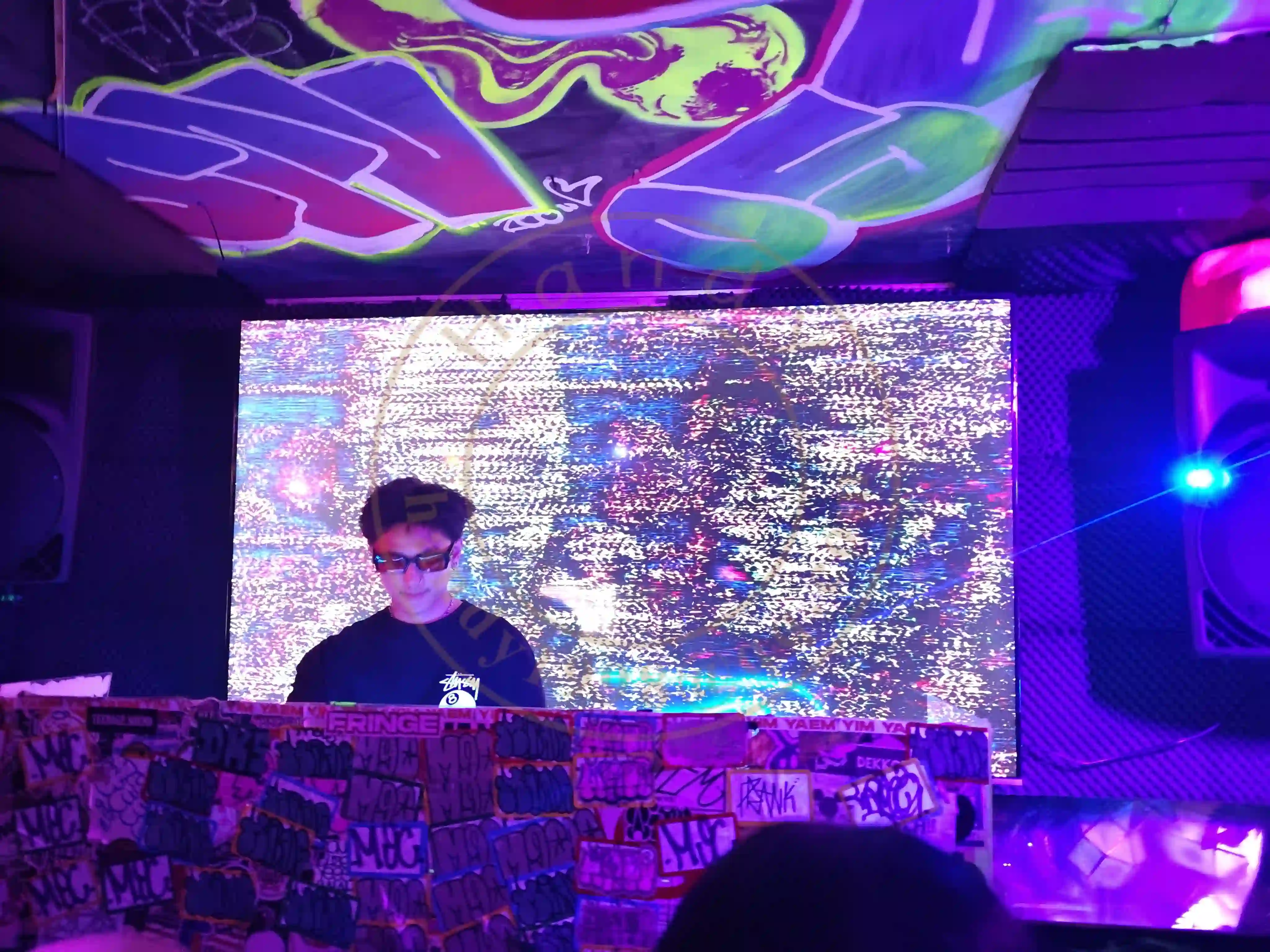 <h2 class='text-xl text-white'></h2>