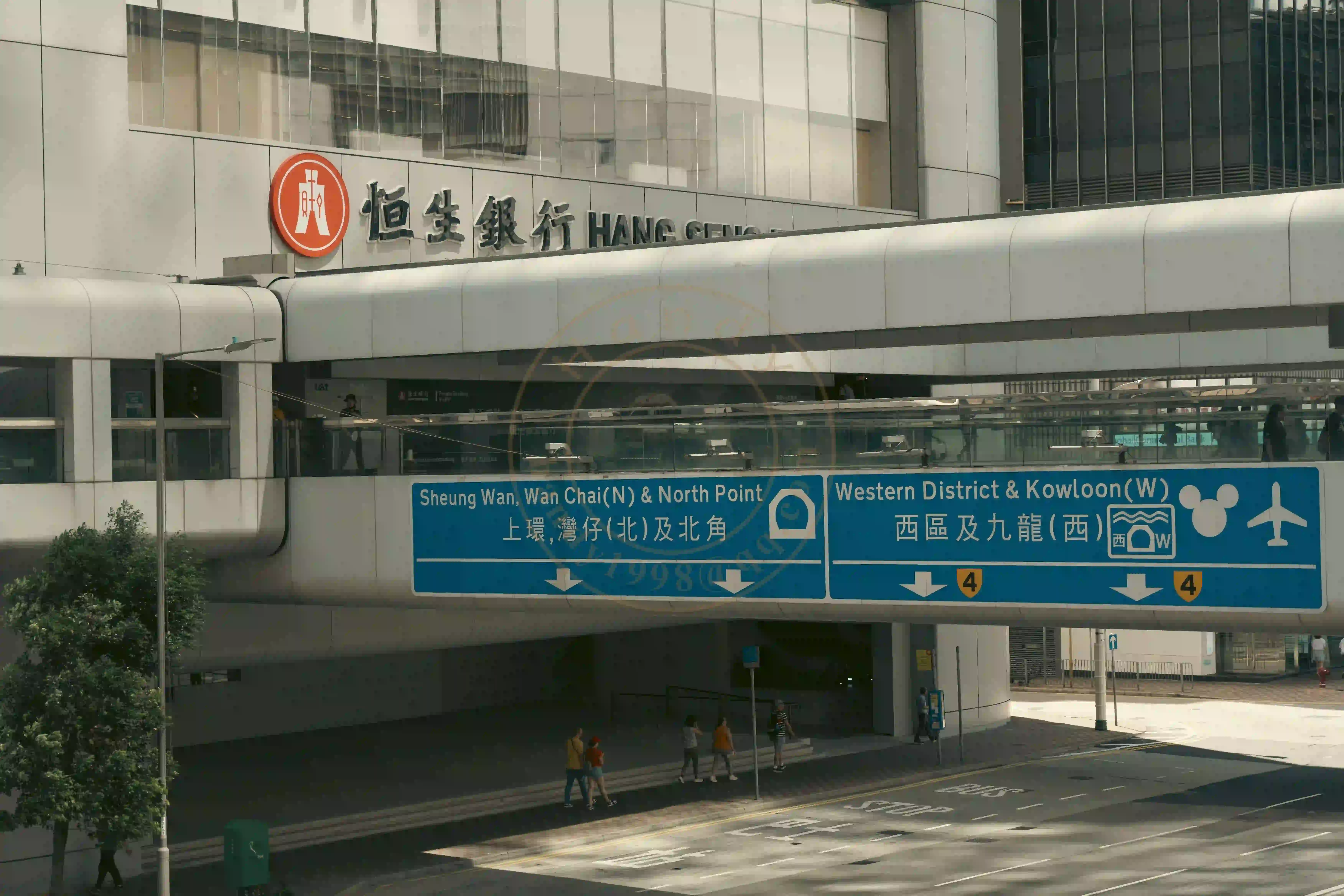 <h2 class='text-xl text-white'></h2>