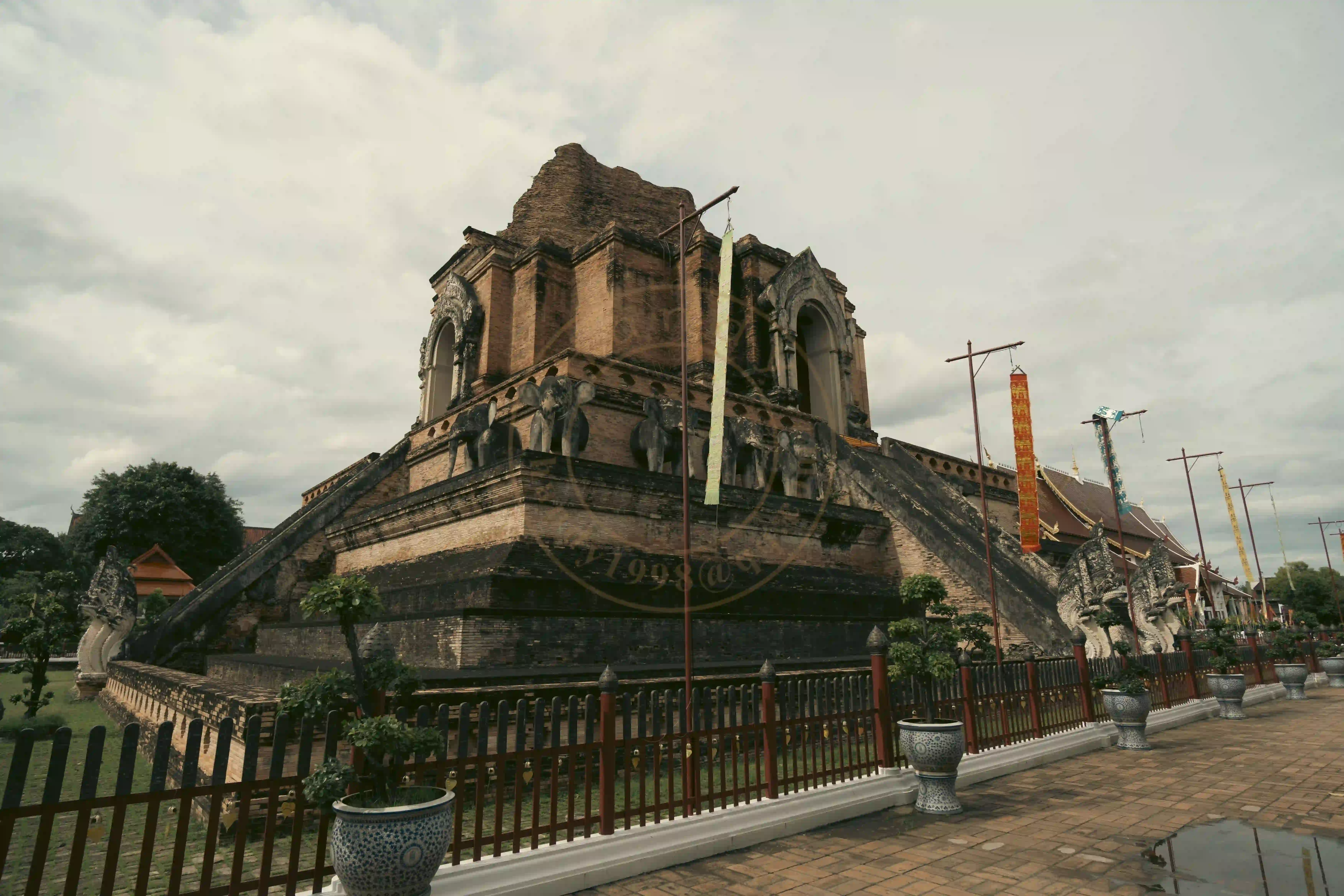 <h2 class='text-xl text-white'></h2>