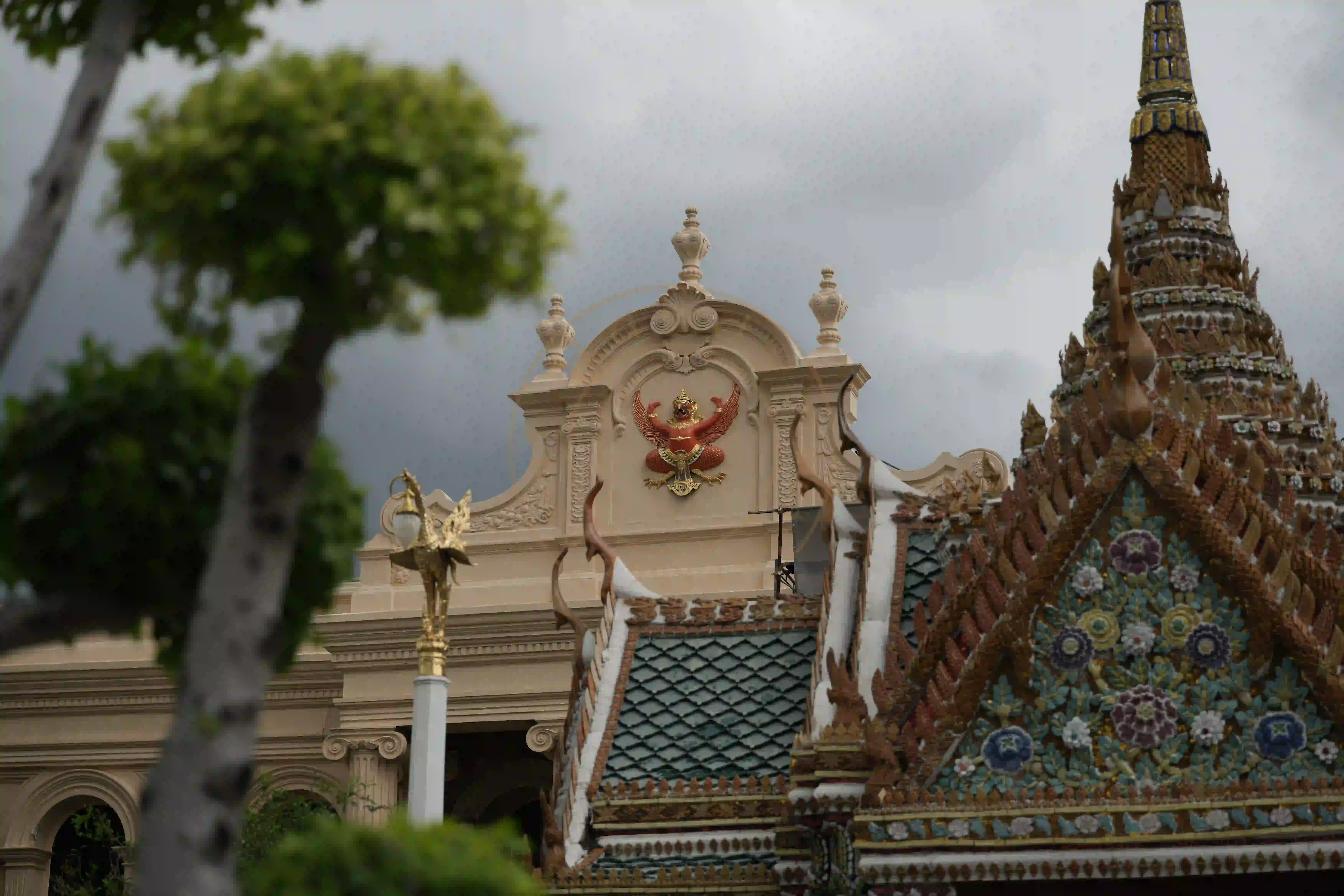 <h2 class='text-xl text-white'></h2>