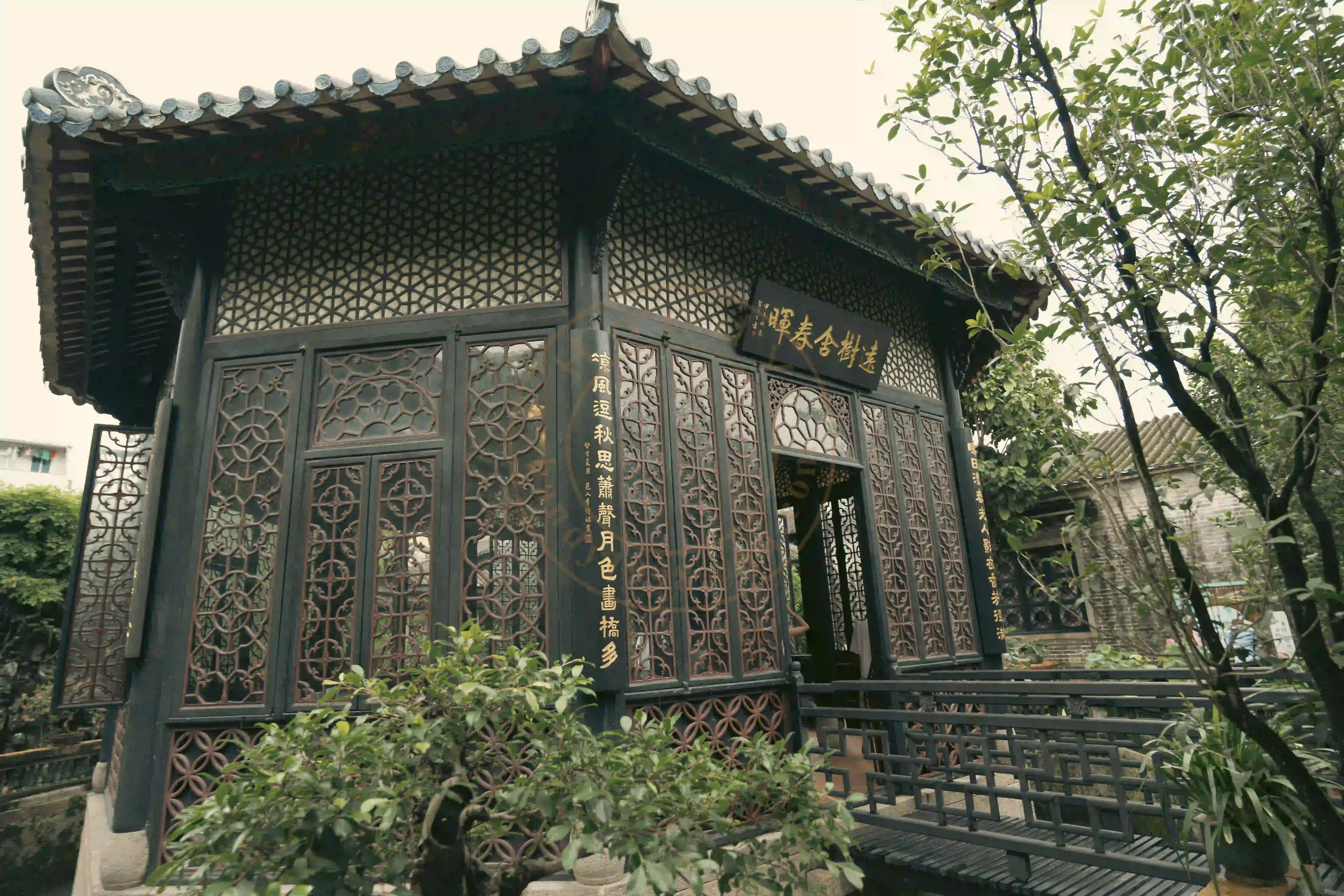 <h2 class='text-xl text-white'></h2>