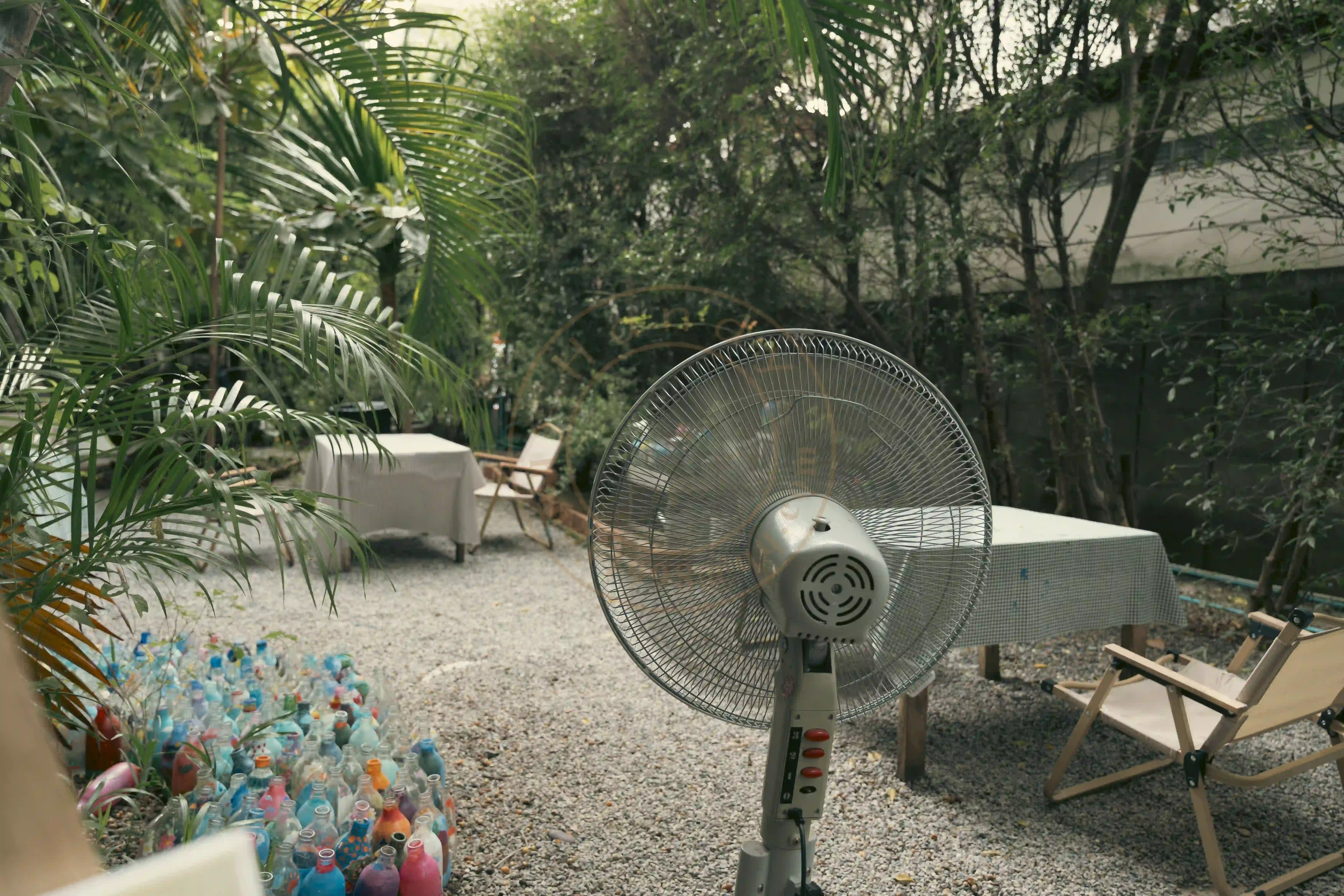 <h2 class='text-xl text-white'></h2>