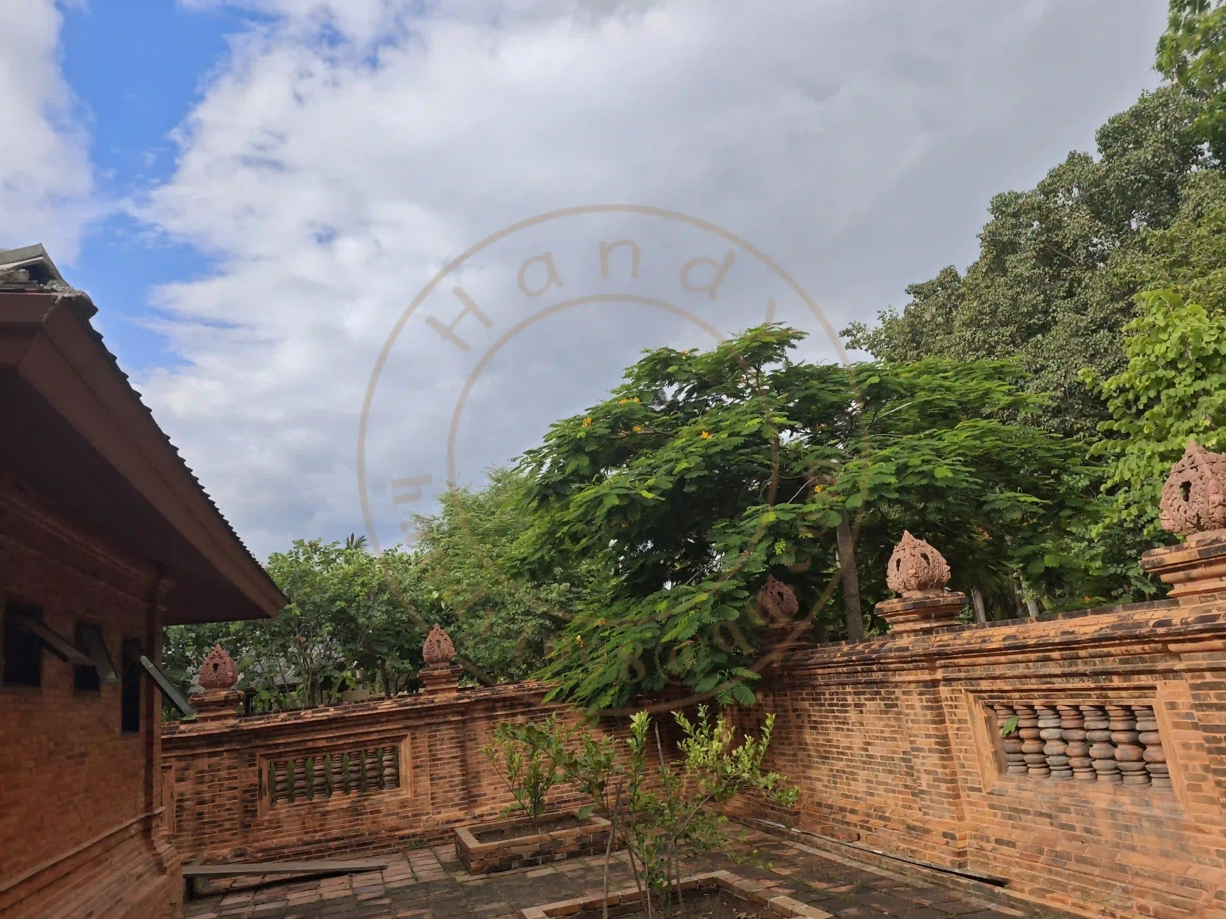 <h2 class='text-xl text-white'></h2>