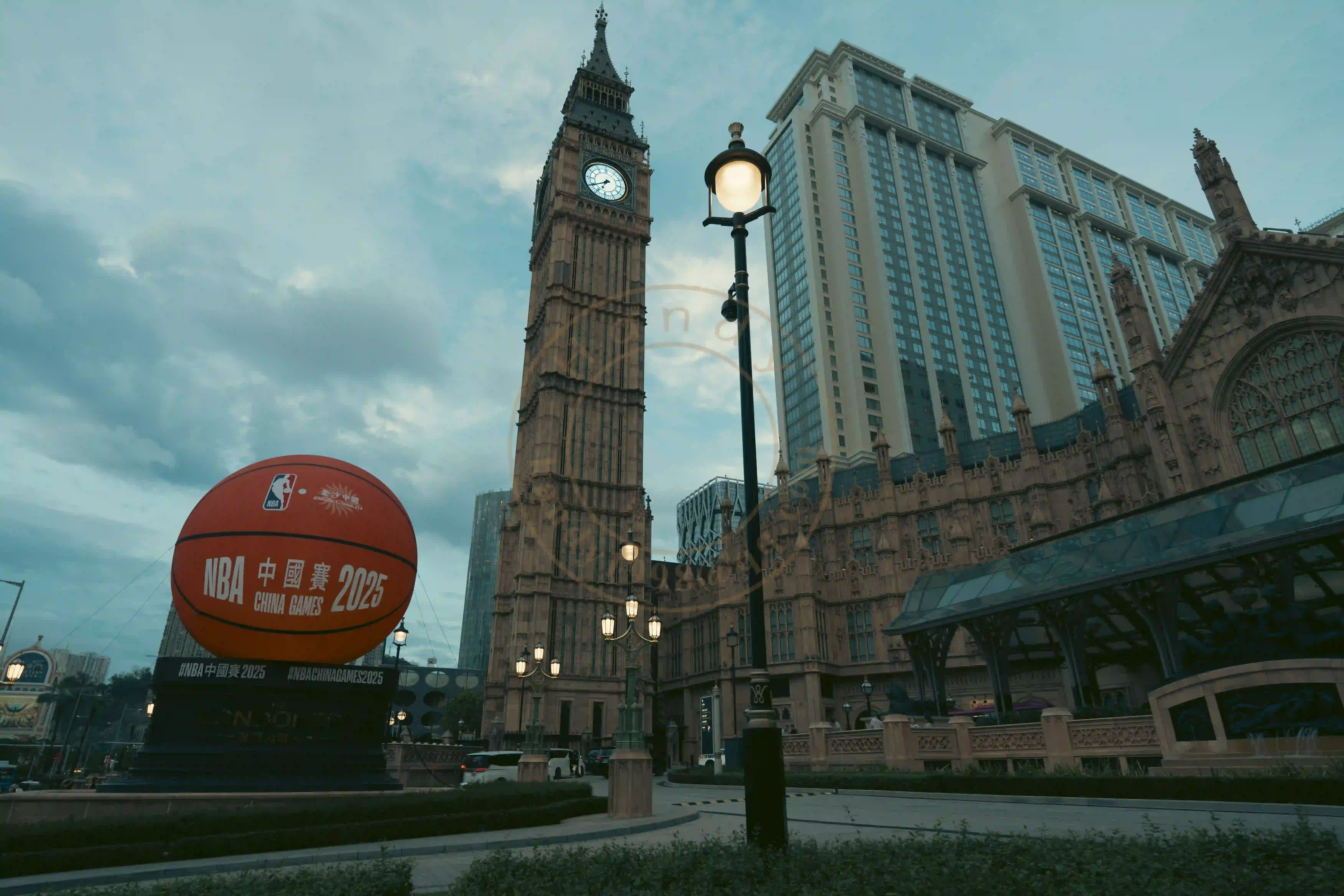 <h2 class='text-xl text-white'></h2>