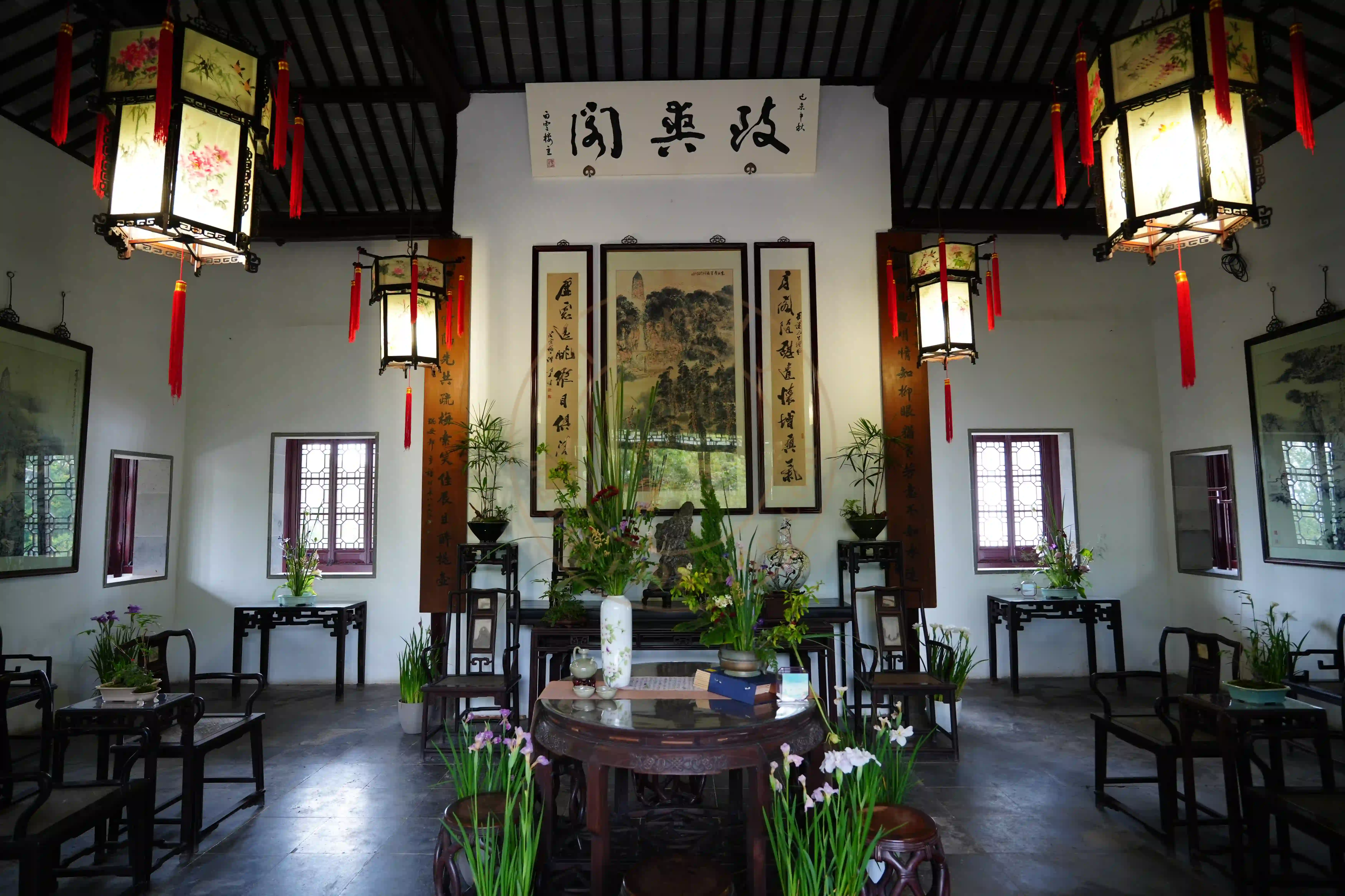 <h2 class='text-xl text-white'></h2>