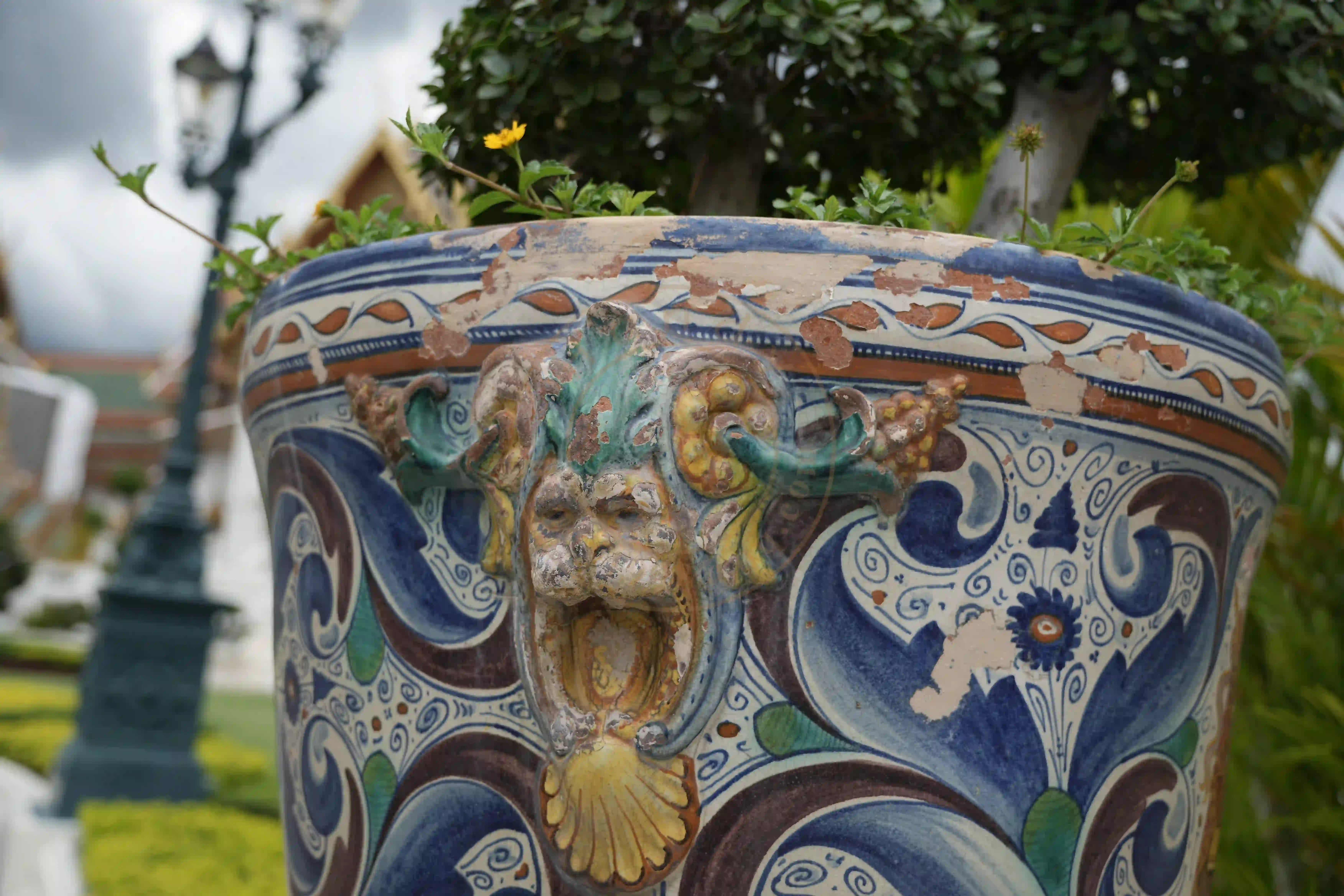 <h2 class='text-xl text-white'></h2>