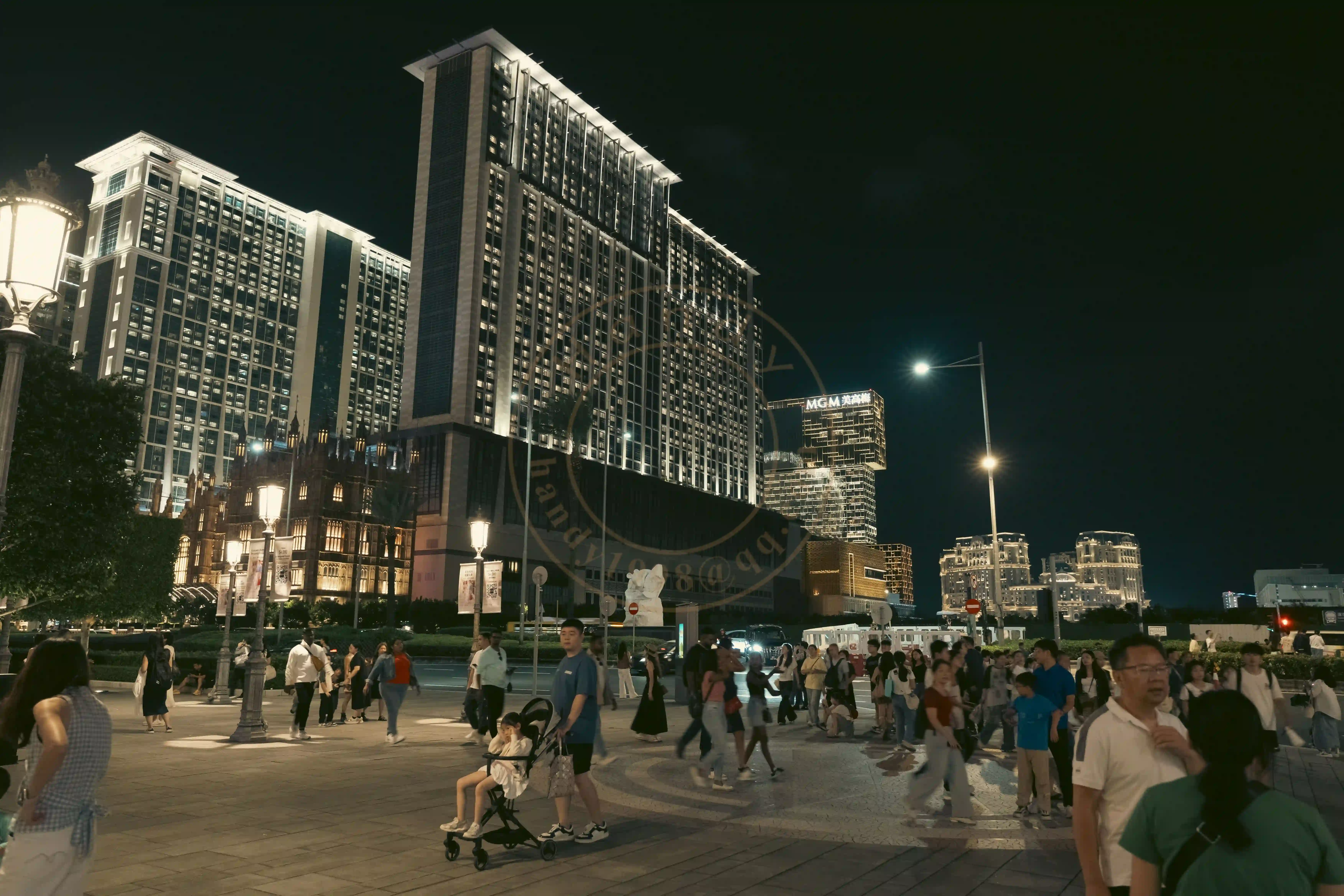 <h2 class='text-xl text-white'></h2>