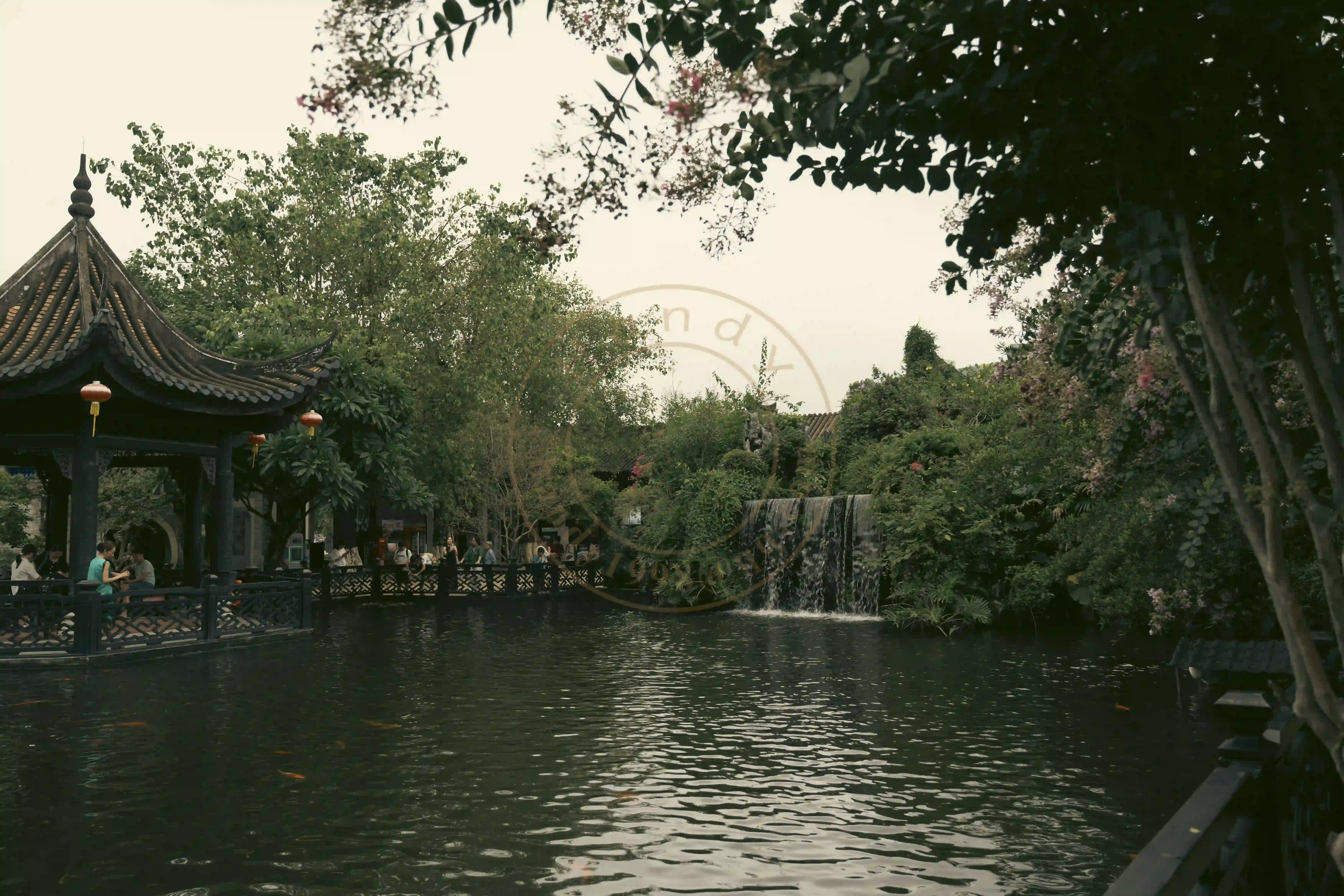 <h2 class='text-xl text-white'></h2>