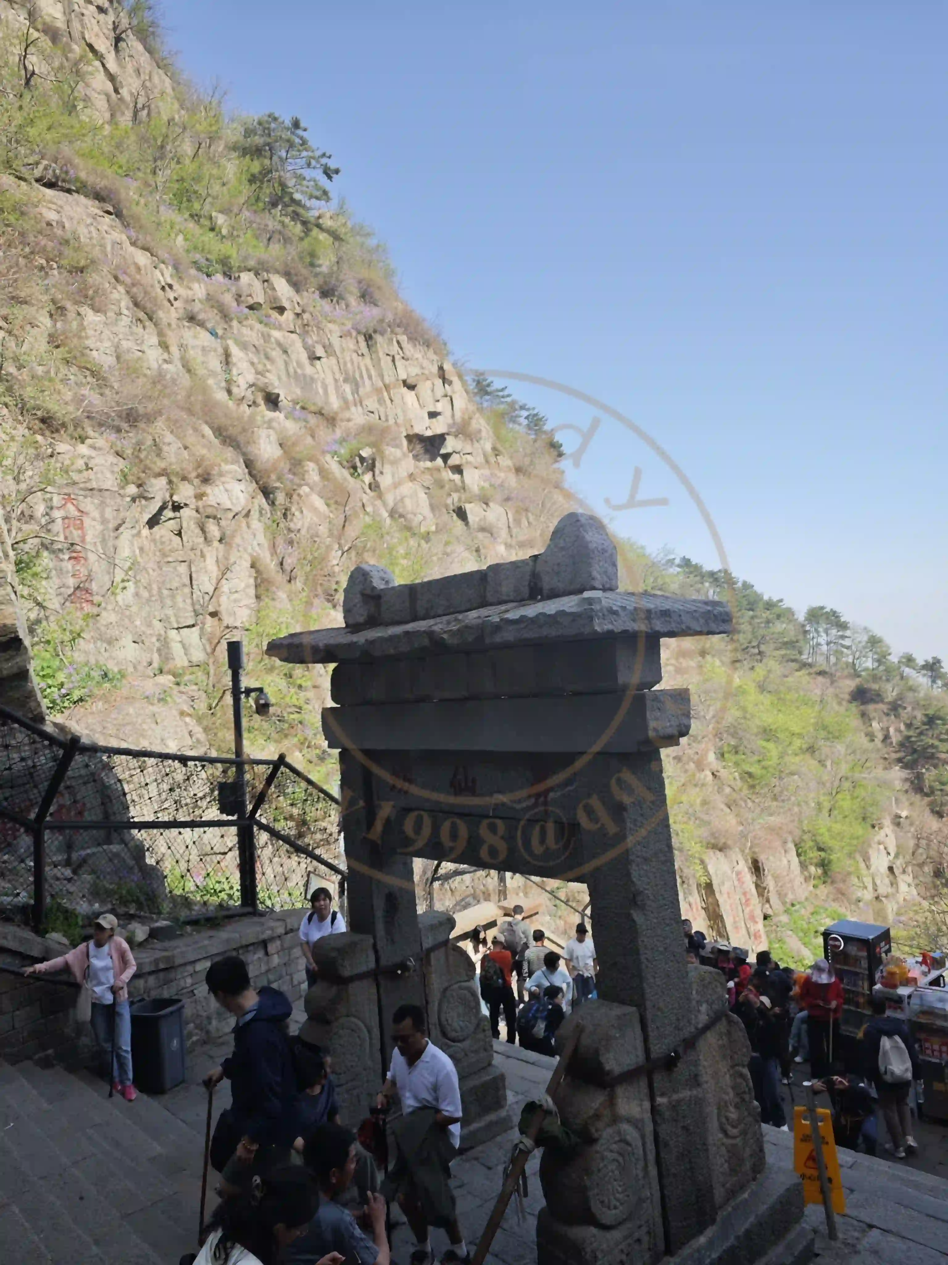 <h2 class='text-xl text-white'></h2>