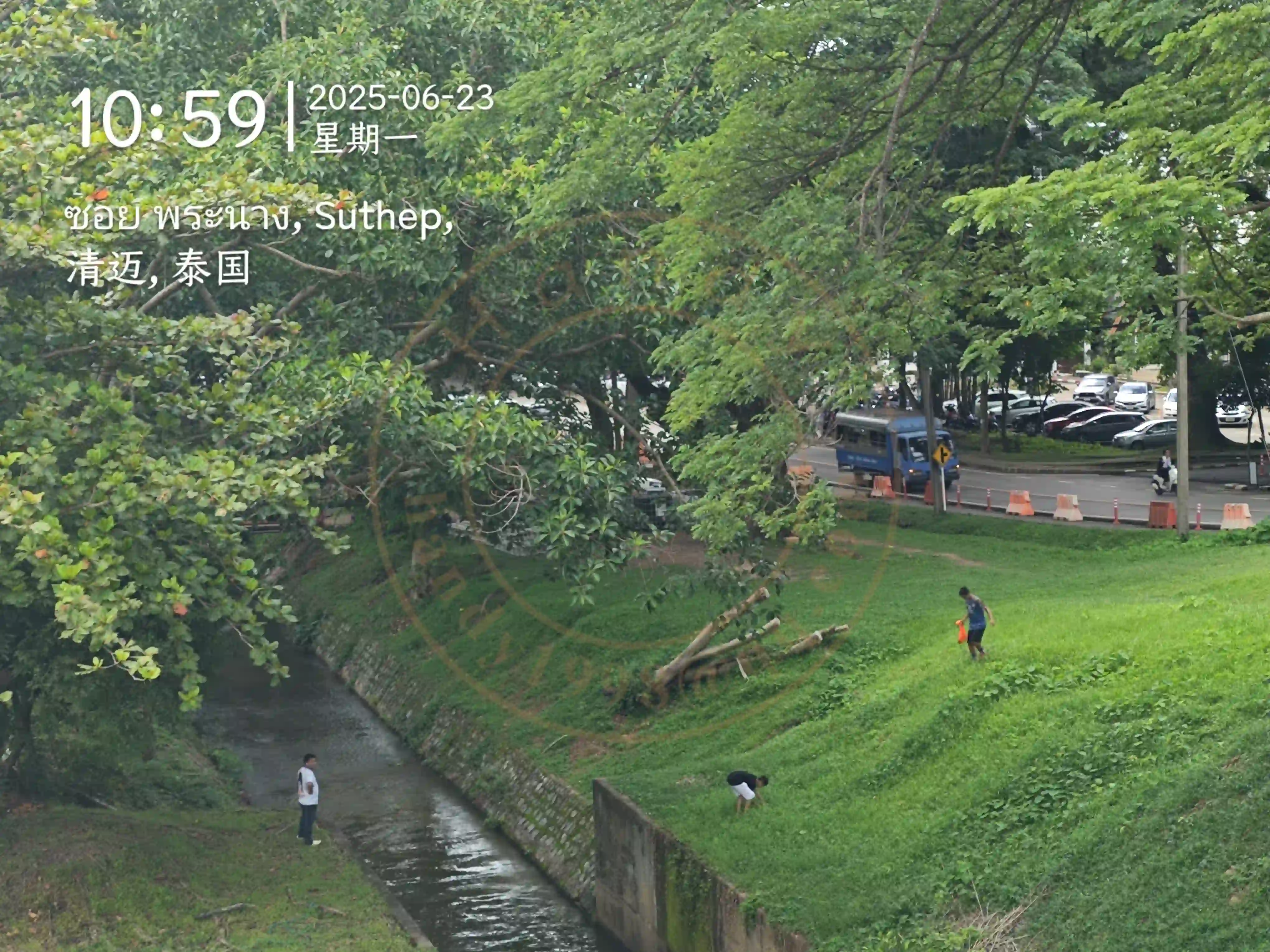 <h2 class='text-xl text-white'></h2>