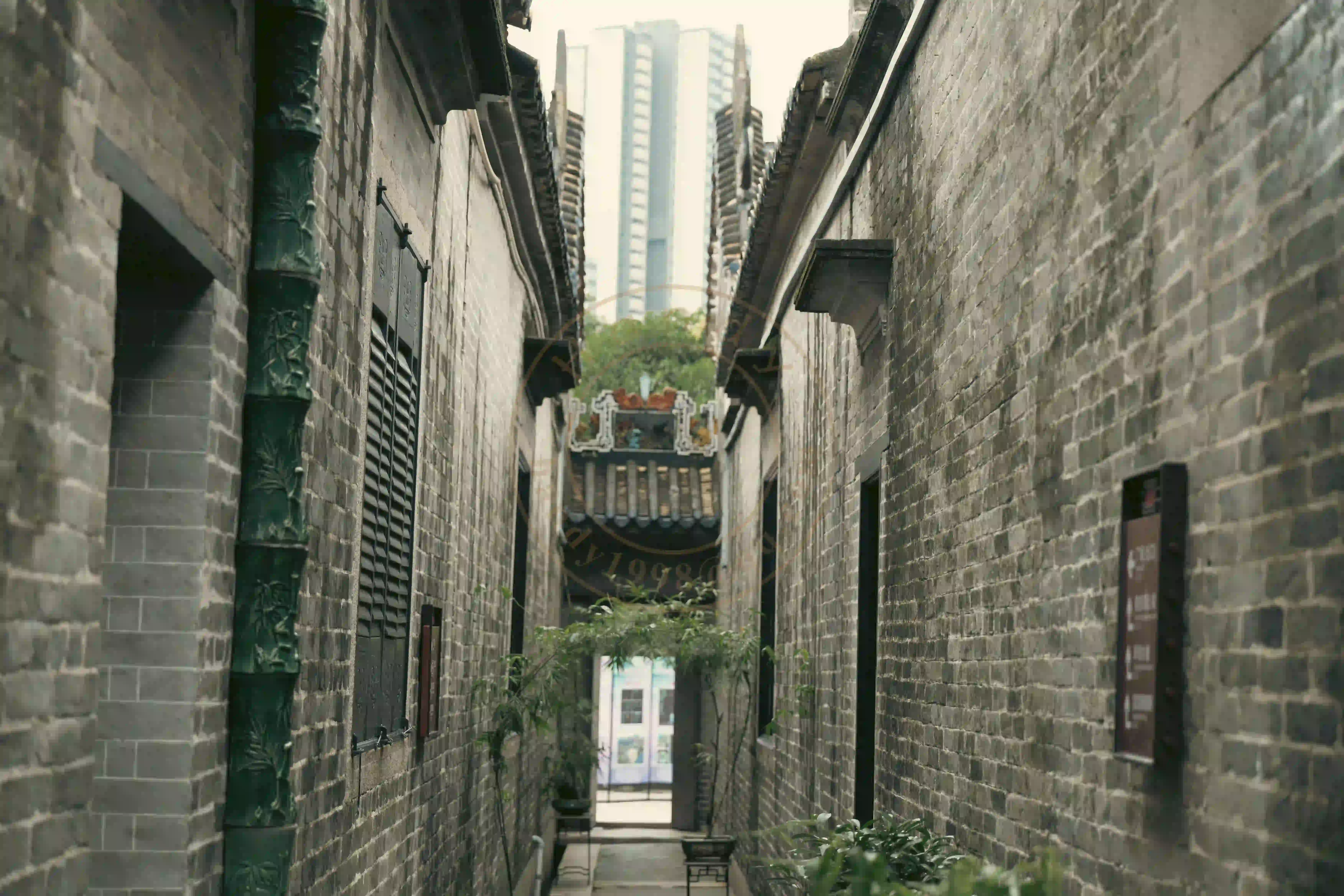 <h2 class='text-xl text-white'></h2>