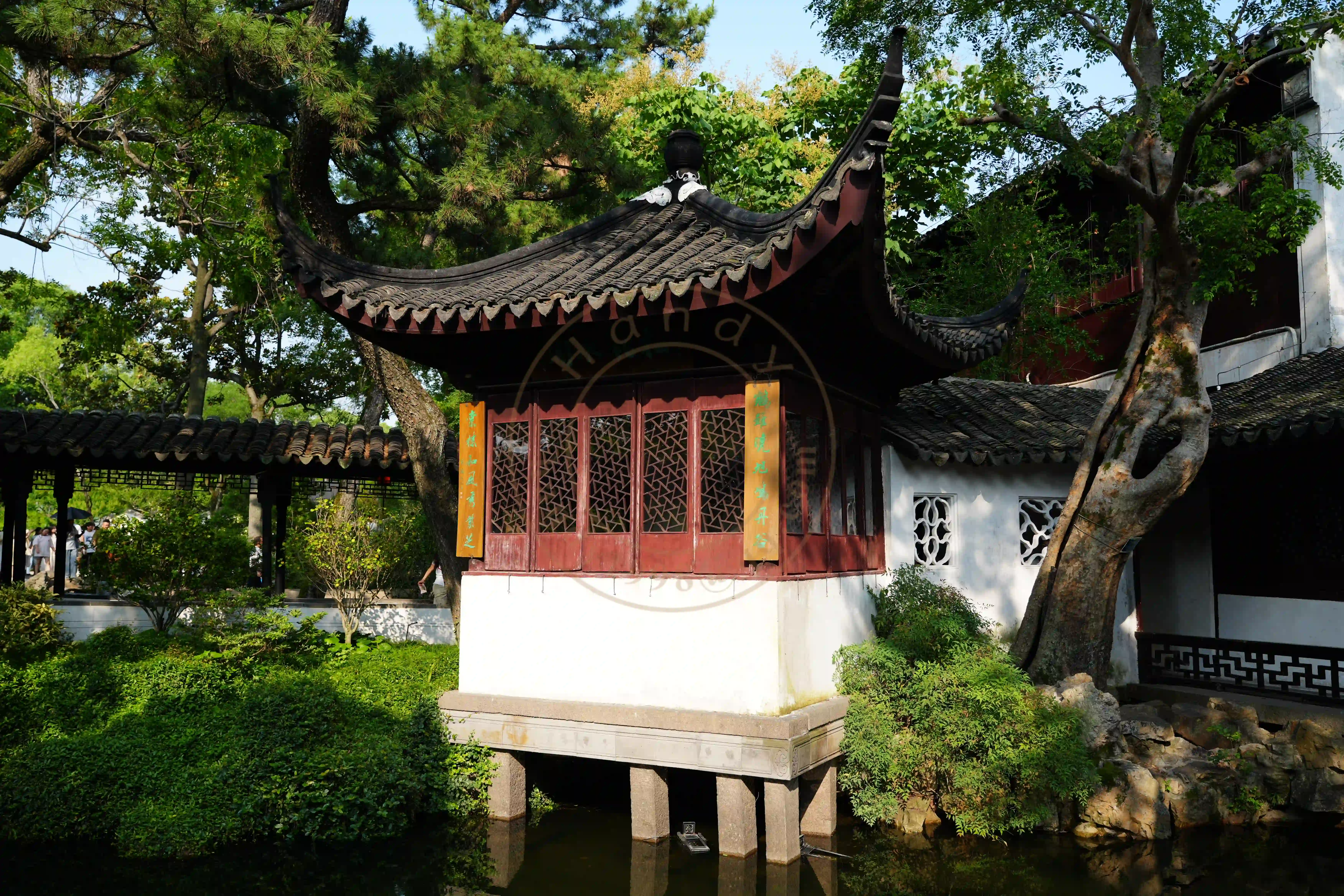 <h2 class='text-xl text-white'></h2>