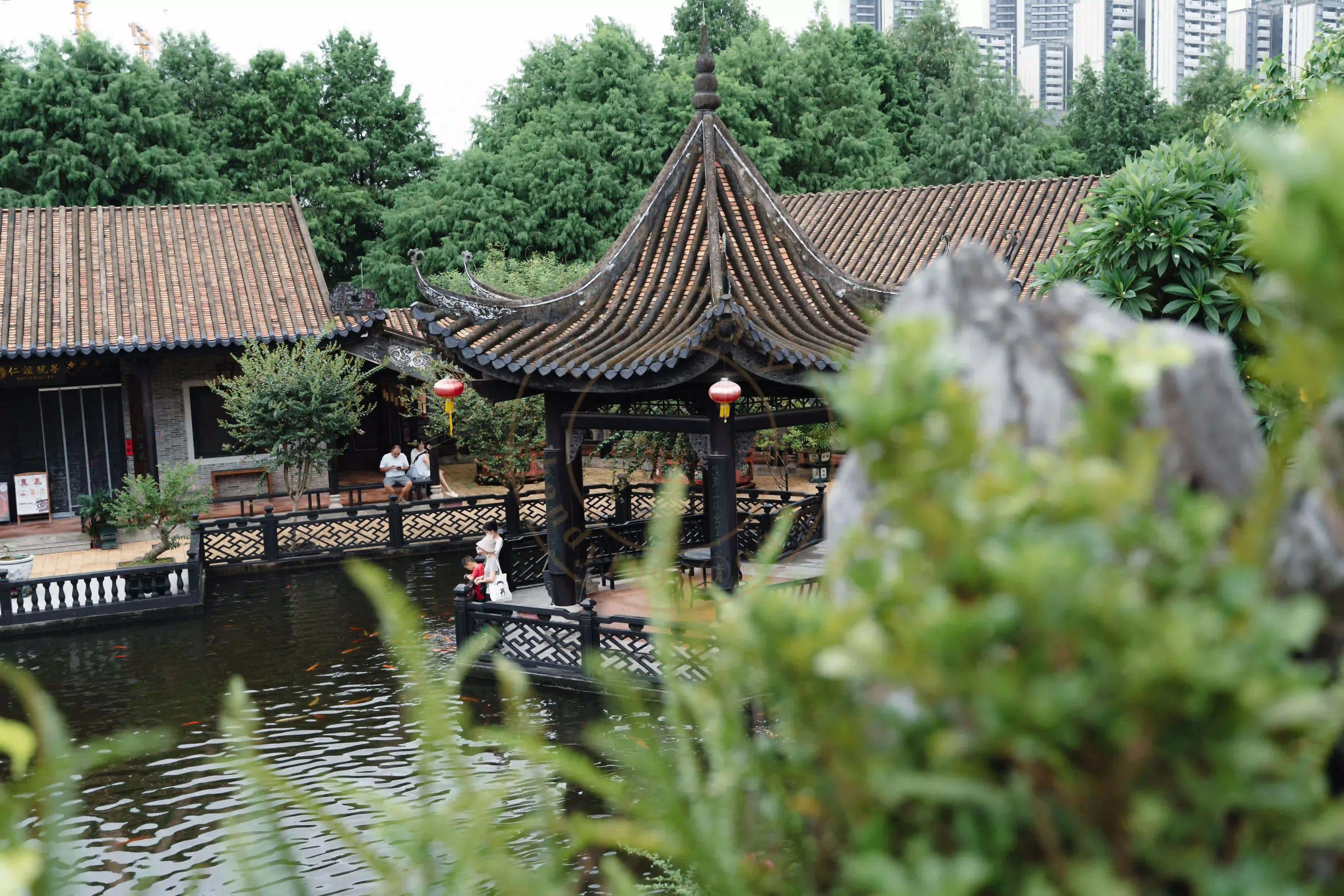 <h2 class='text-xl text-white'></h2>