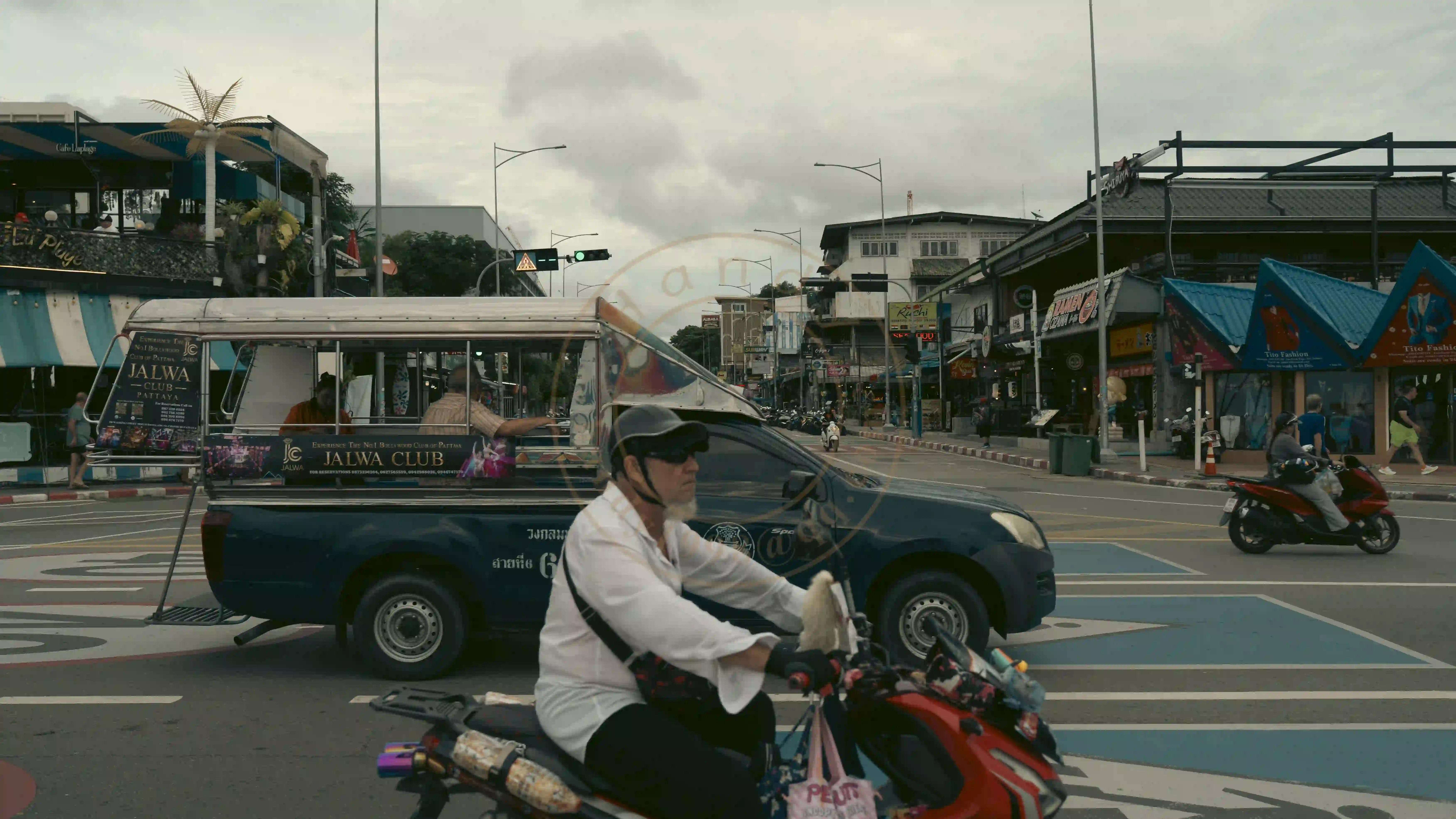 <h2 class='text-xl text-white'></h2>