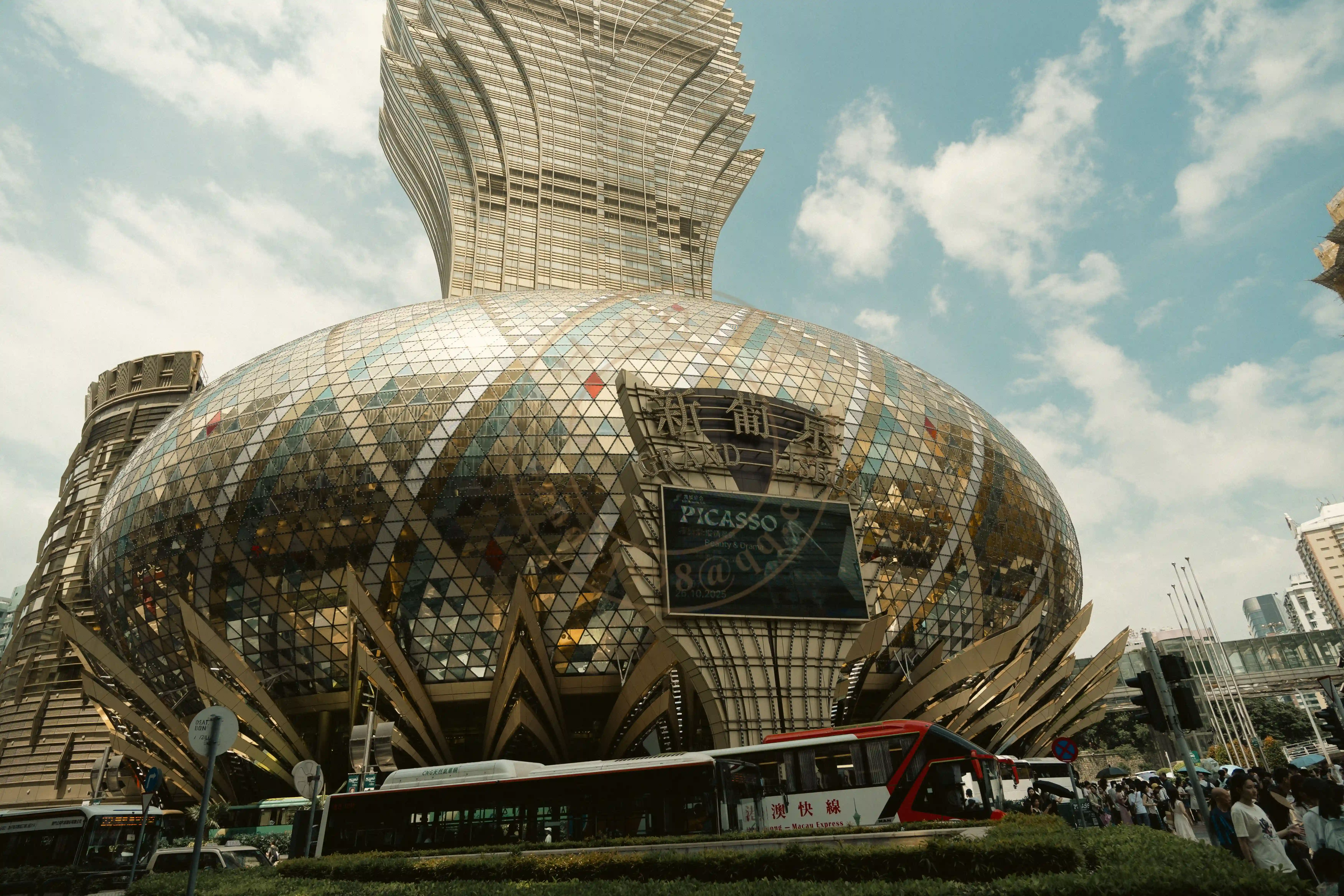 <h2 class='text-xl text-white'></h2>