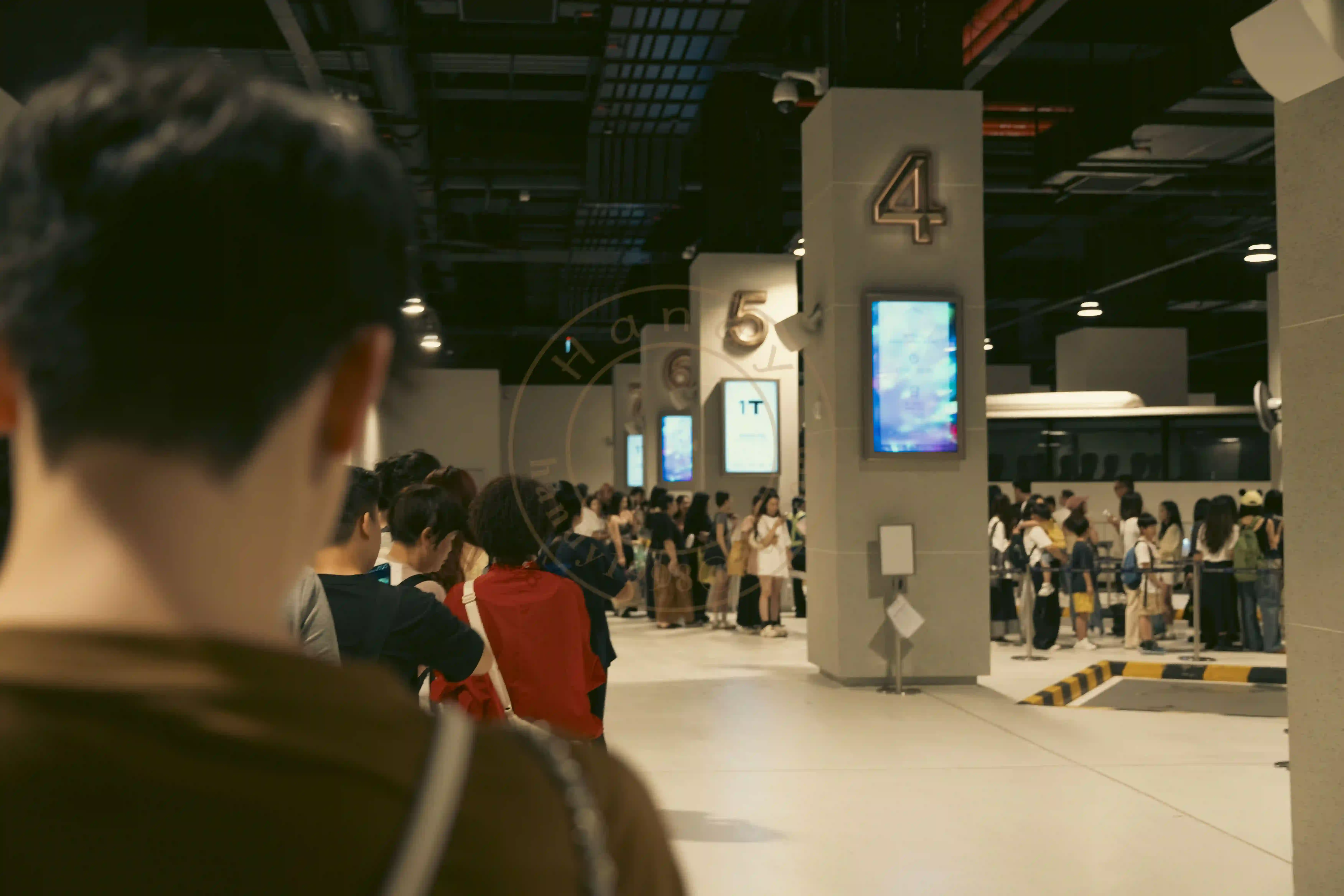 <h2 class='text-xl text-white'></h2>