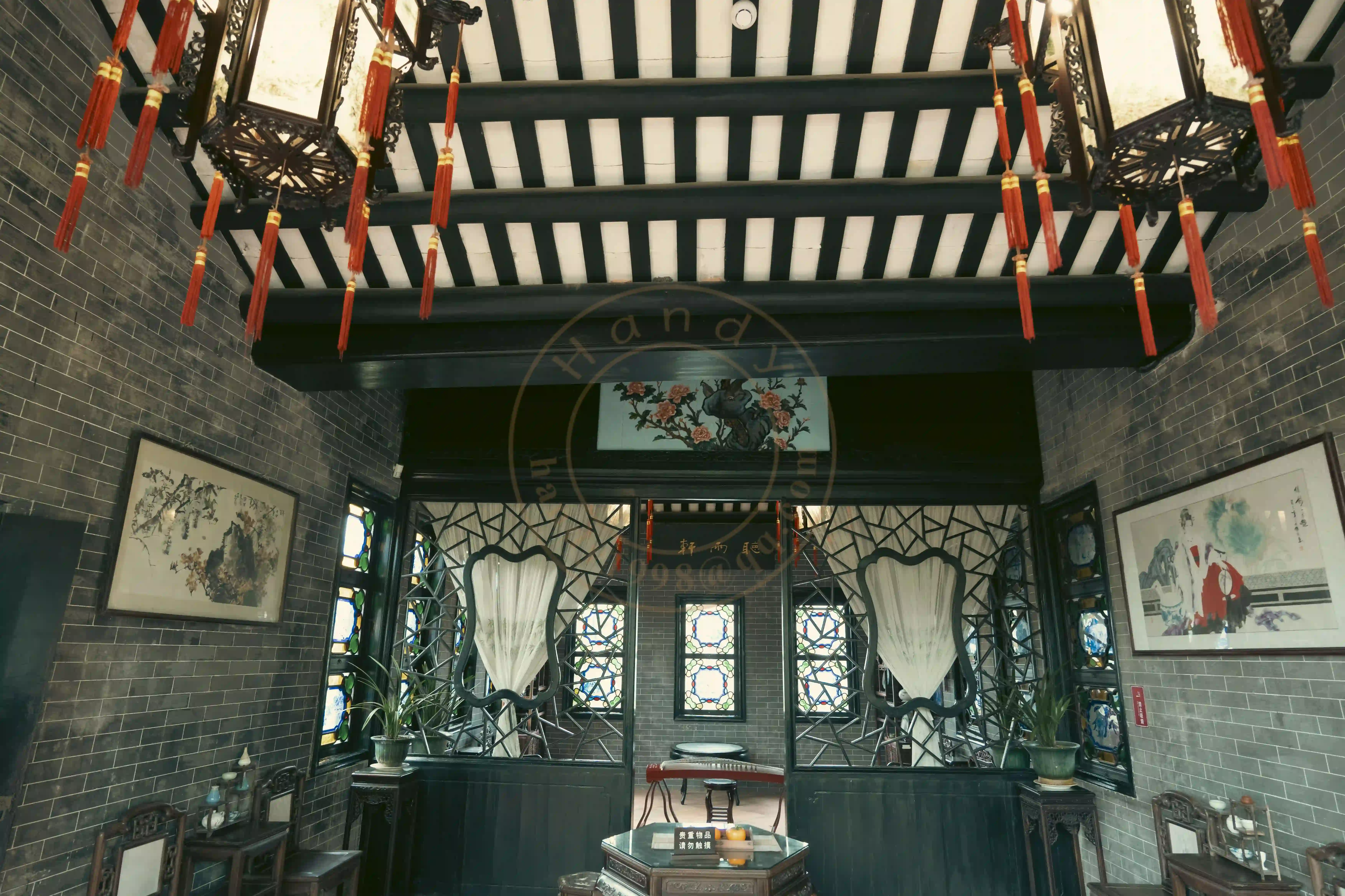 <h2 class='text-xl text-white'></h2>