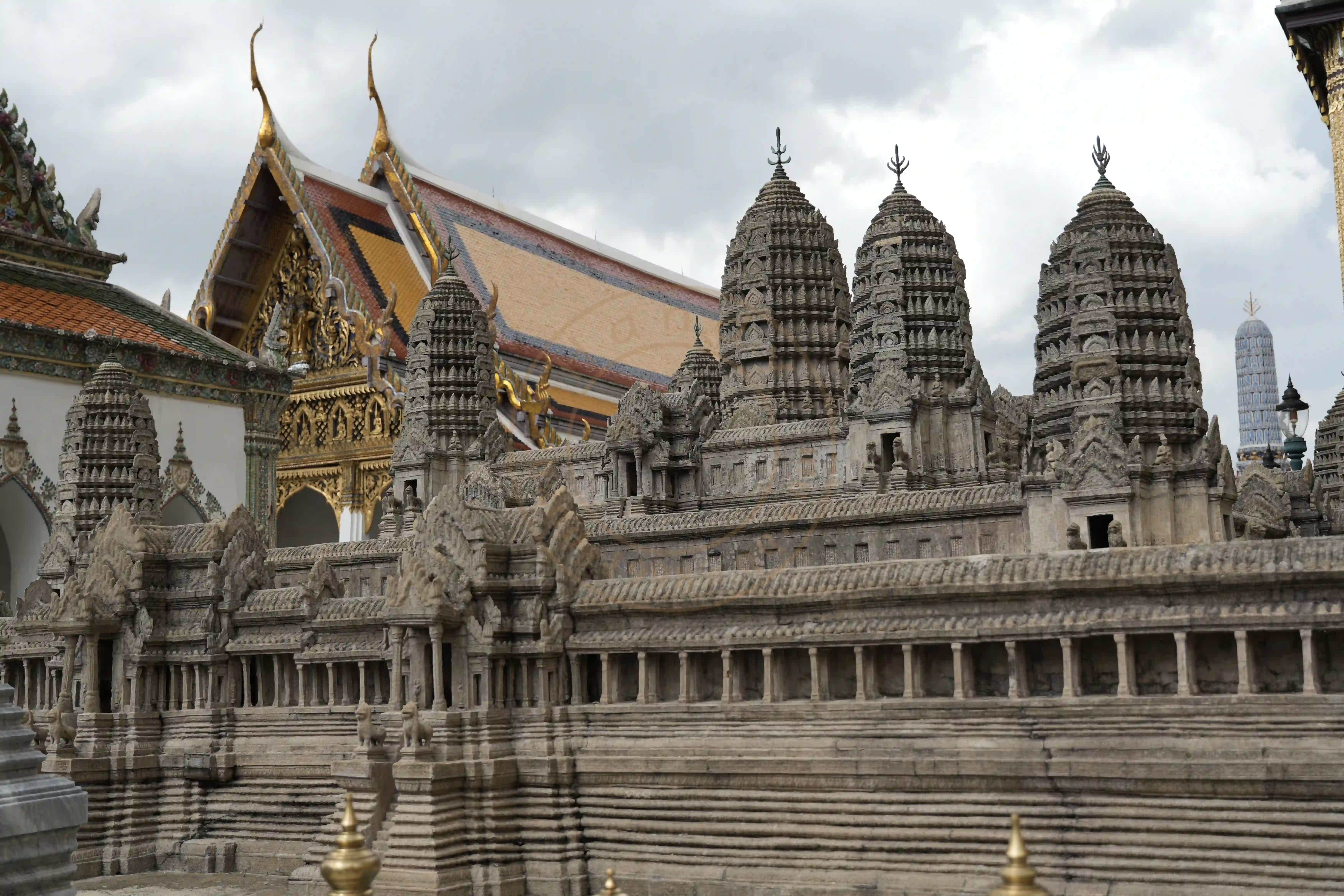 <h2 class='text-xl text-white'></h2>