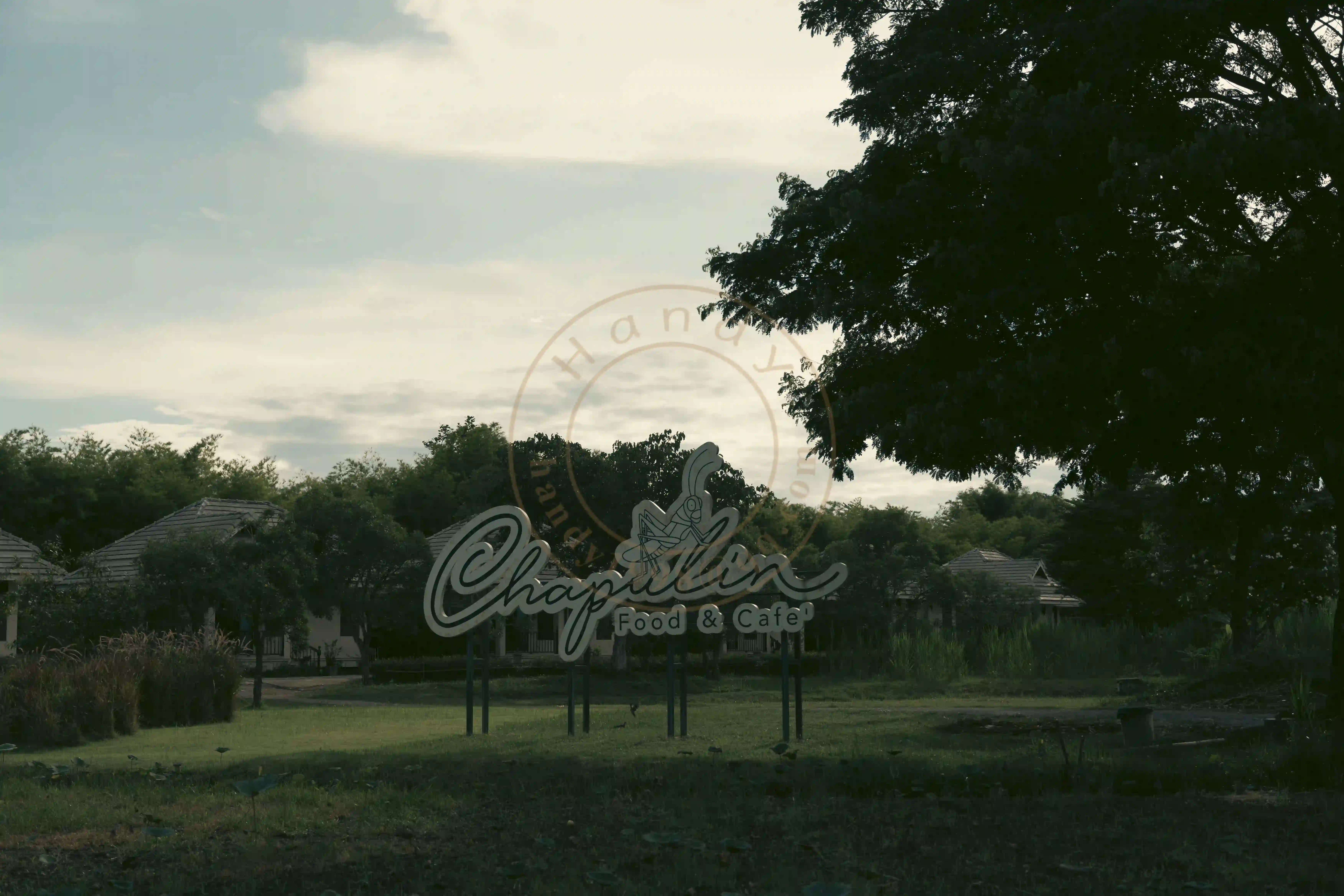 <h2 class='text-xl text-white'></h2>