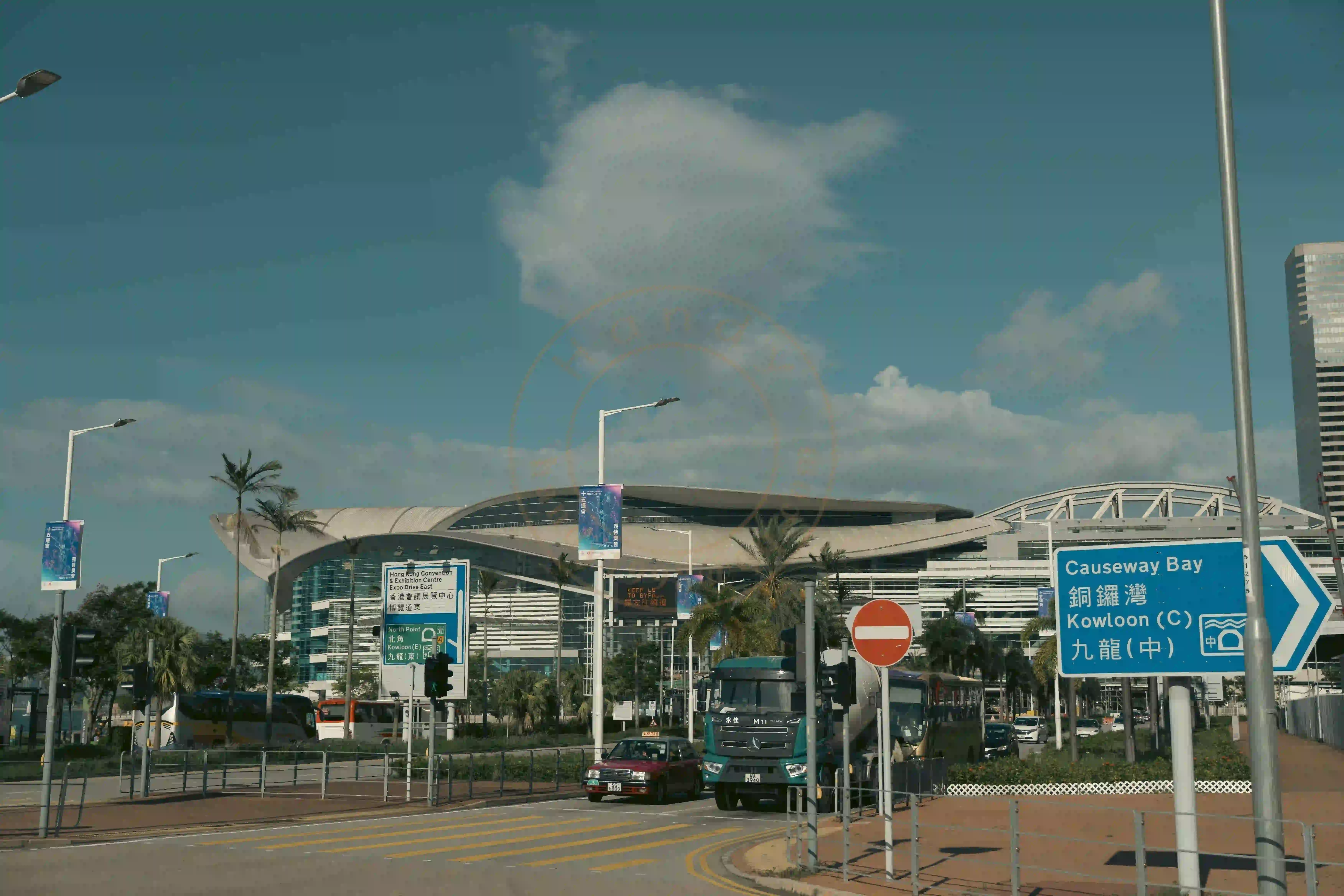 <h2 class='text-xl text-white'></h2>