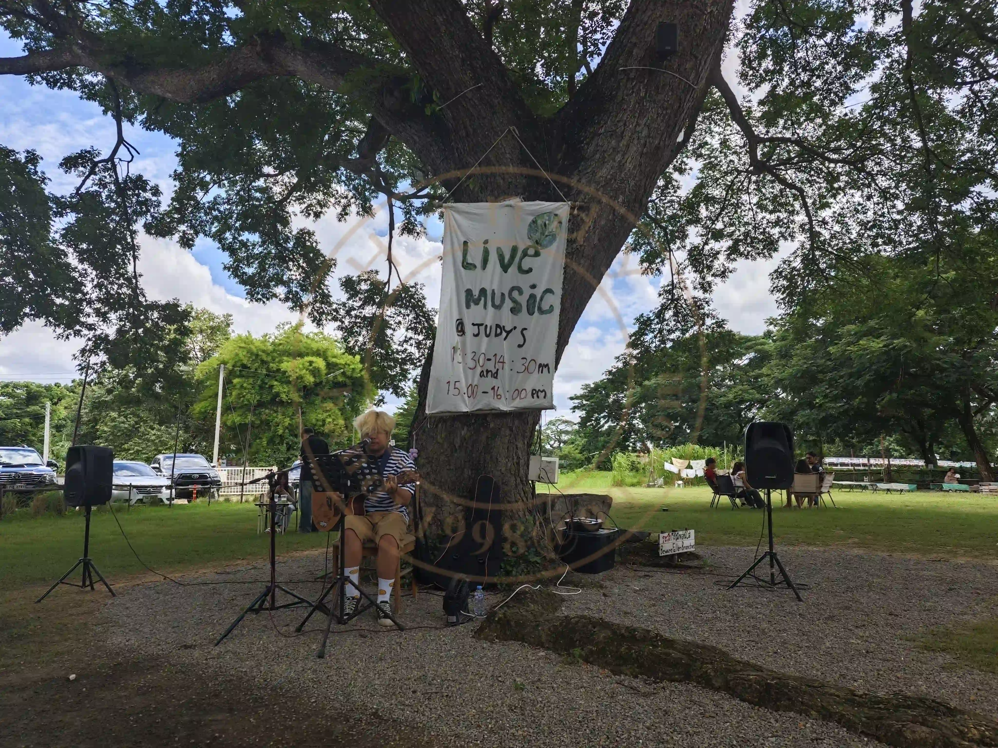 <h2 class='text-xl text-white'></h2>