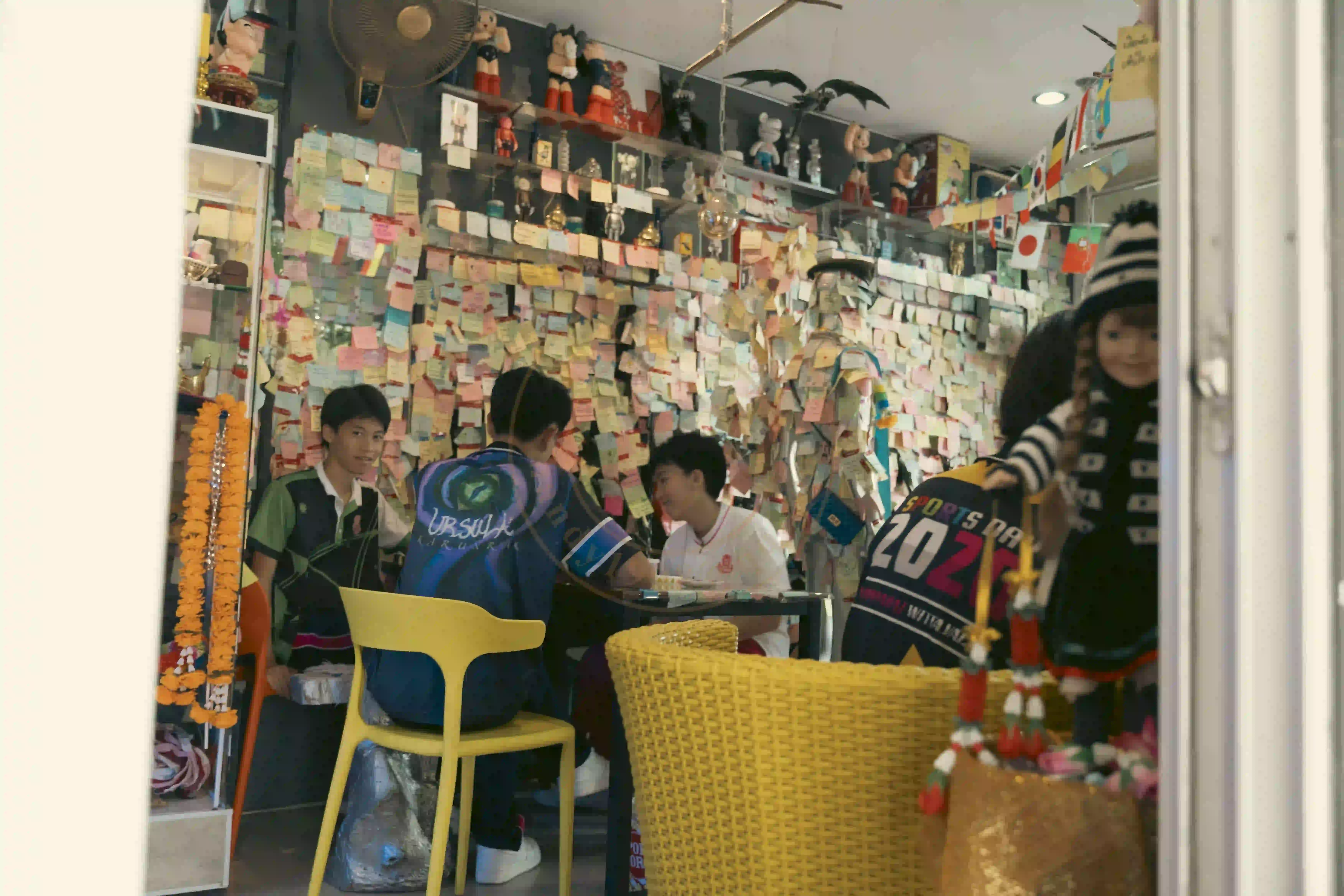 <h2 class='text-xl text-white'></h2>