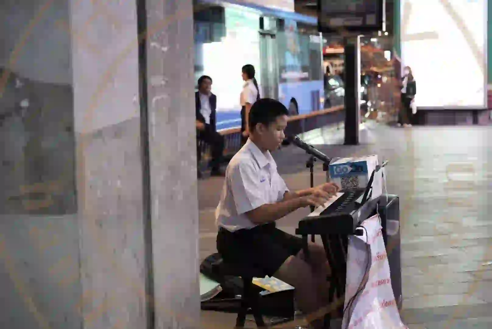 <h2 class='text-xl text-white'></h2>