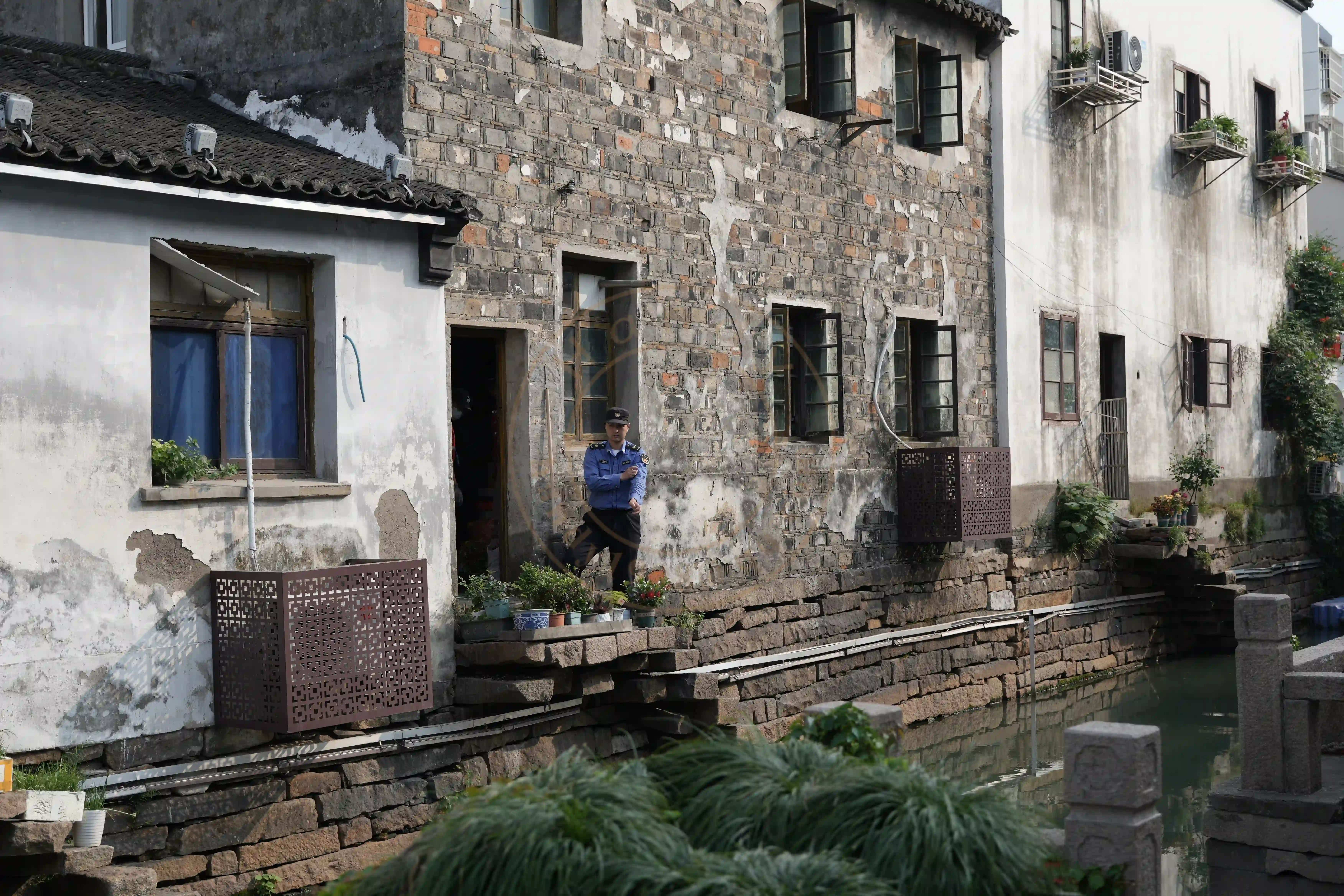 <h2 class='text-xl text-white'></h2>